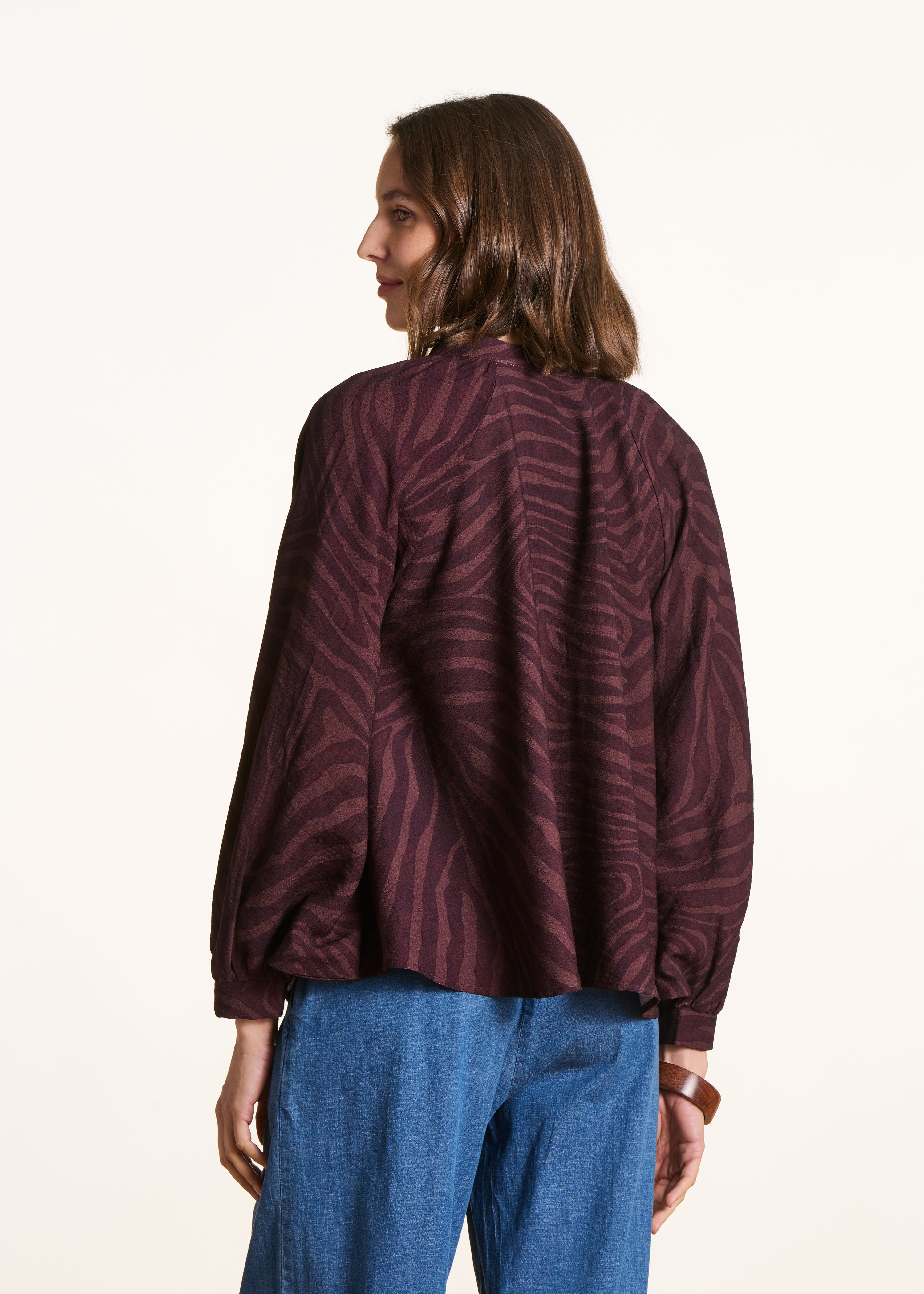 Blusa marrón oversize con estampado animal print