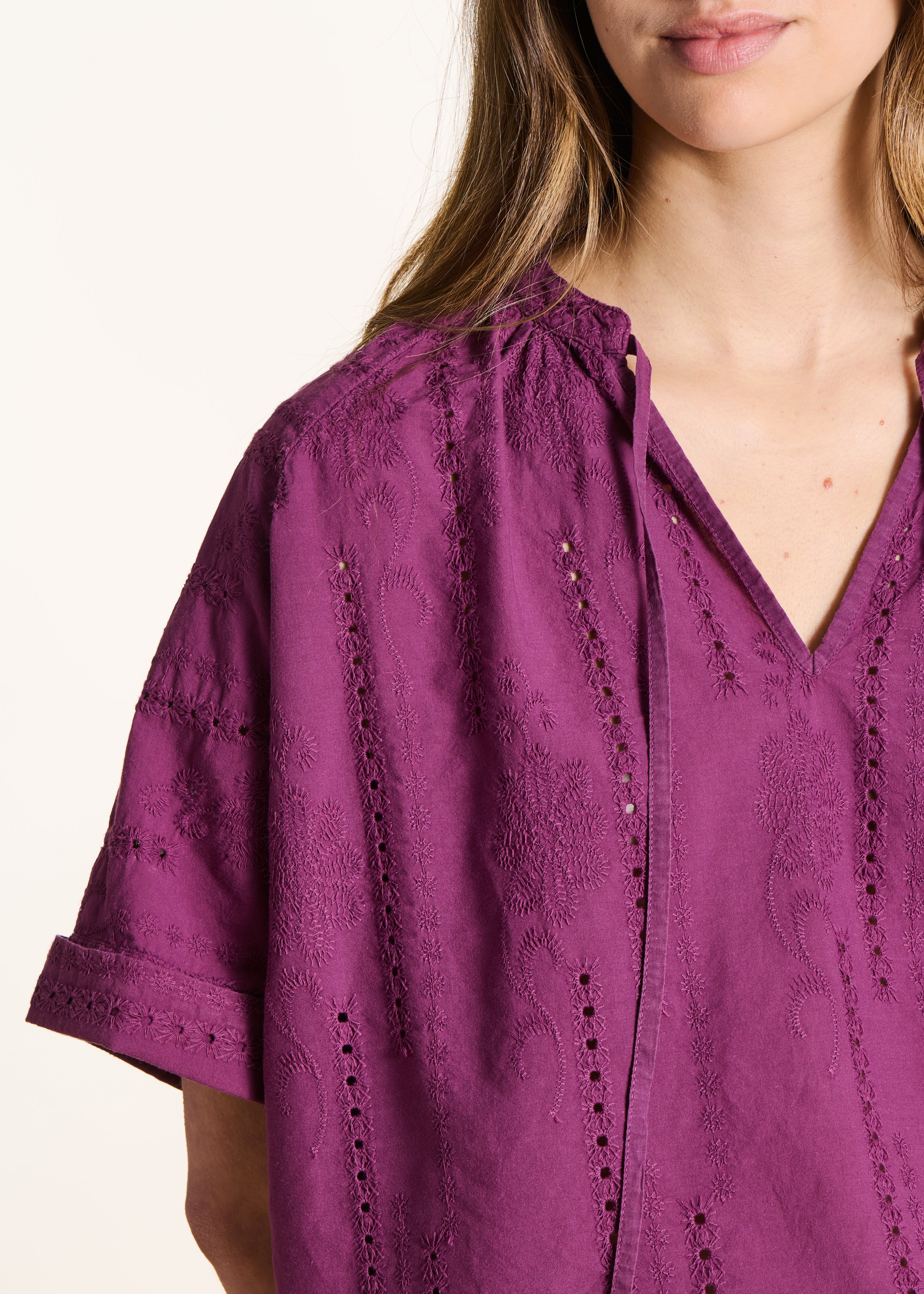 Weite Bluse aus violetter englischer Stickerei