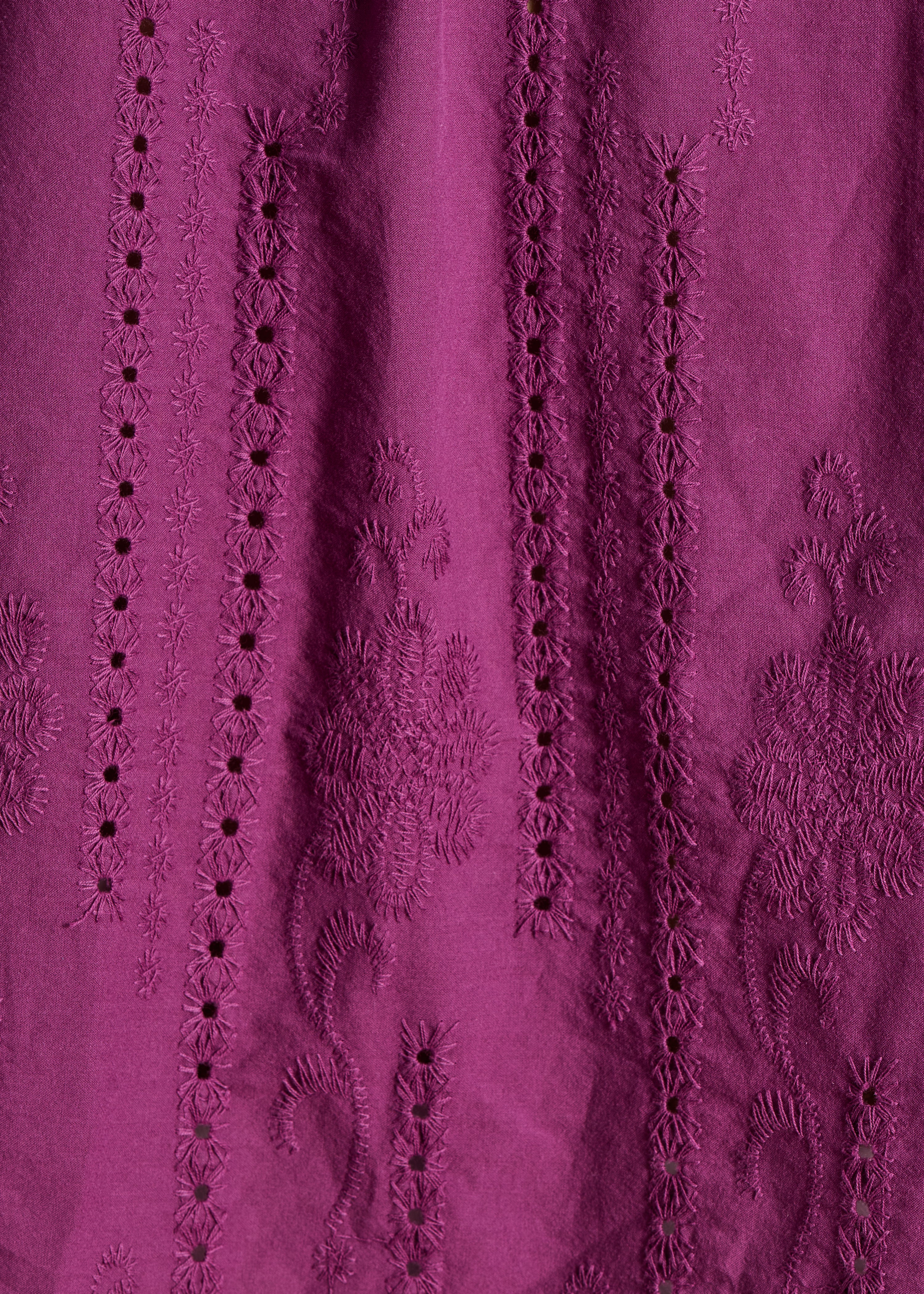 Weite Bluse aus violetter englischer Stickerei