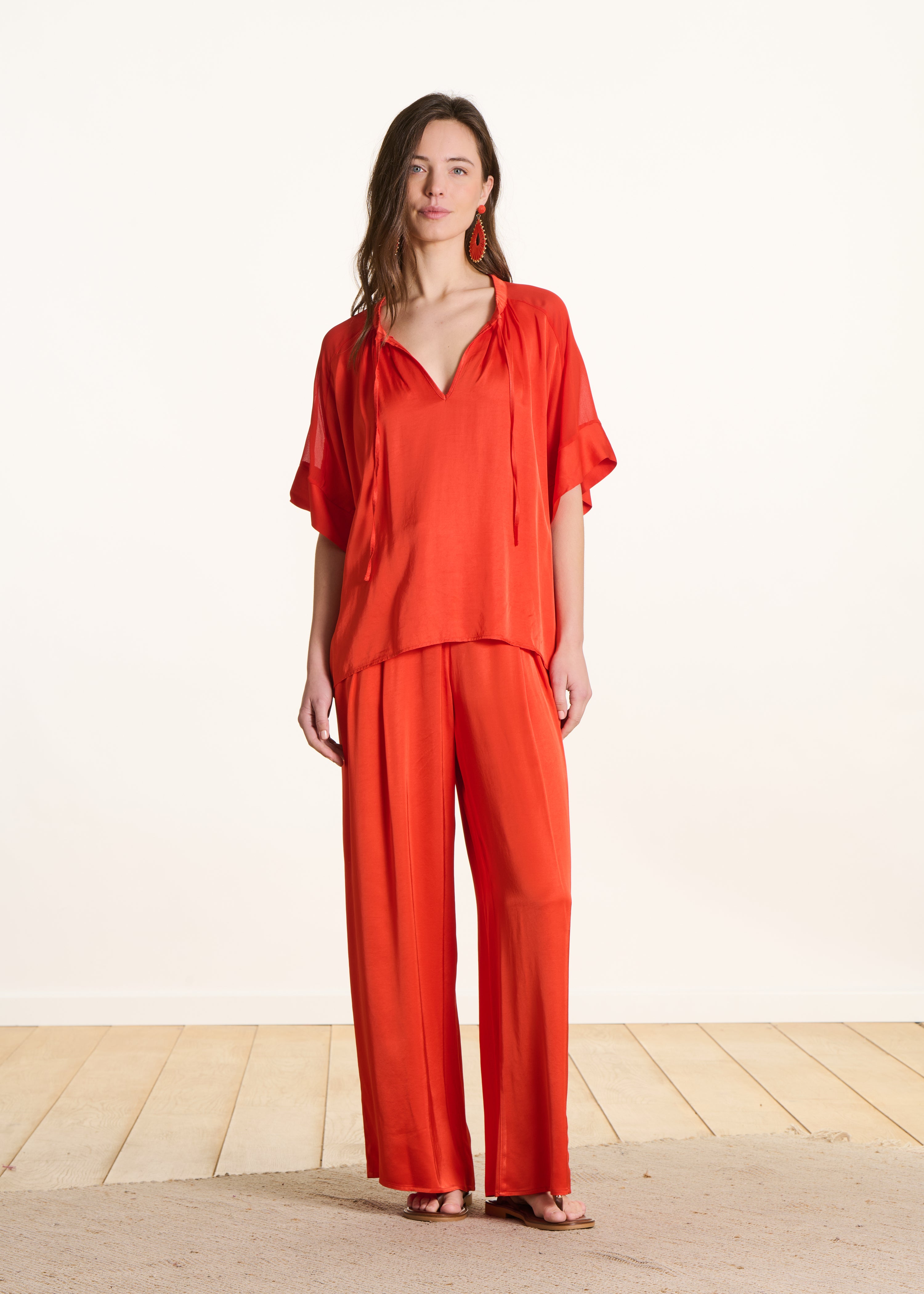 Blusa naranja amplia con escote tunecino