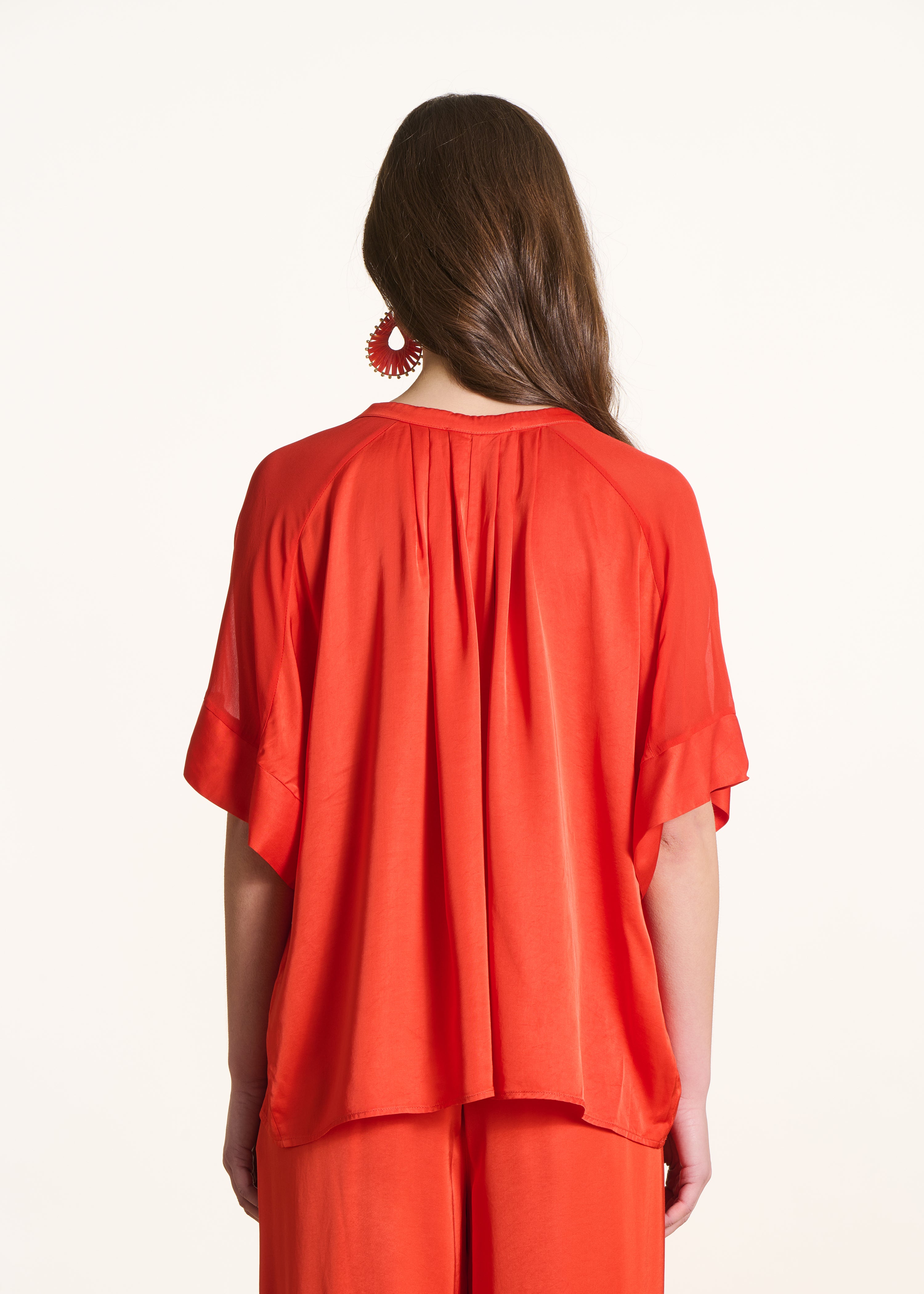 Blusa naranja amplia con escote tunecino