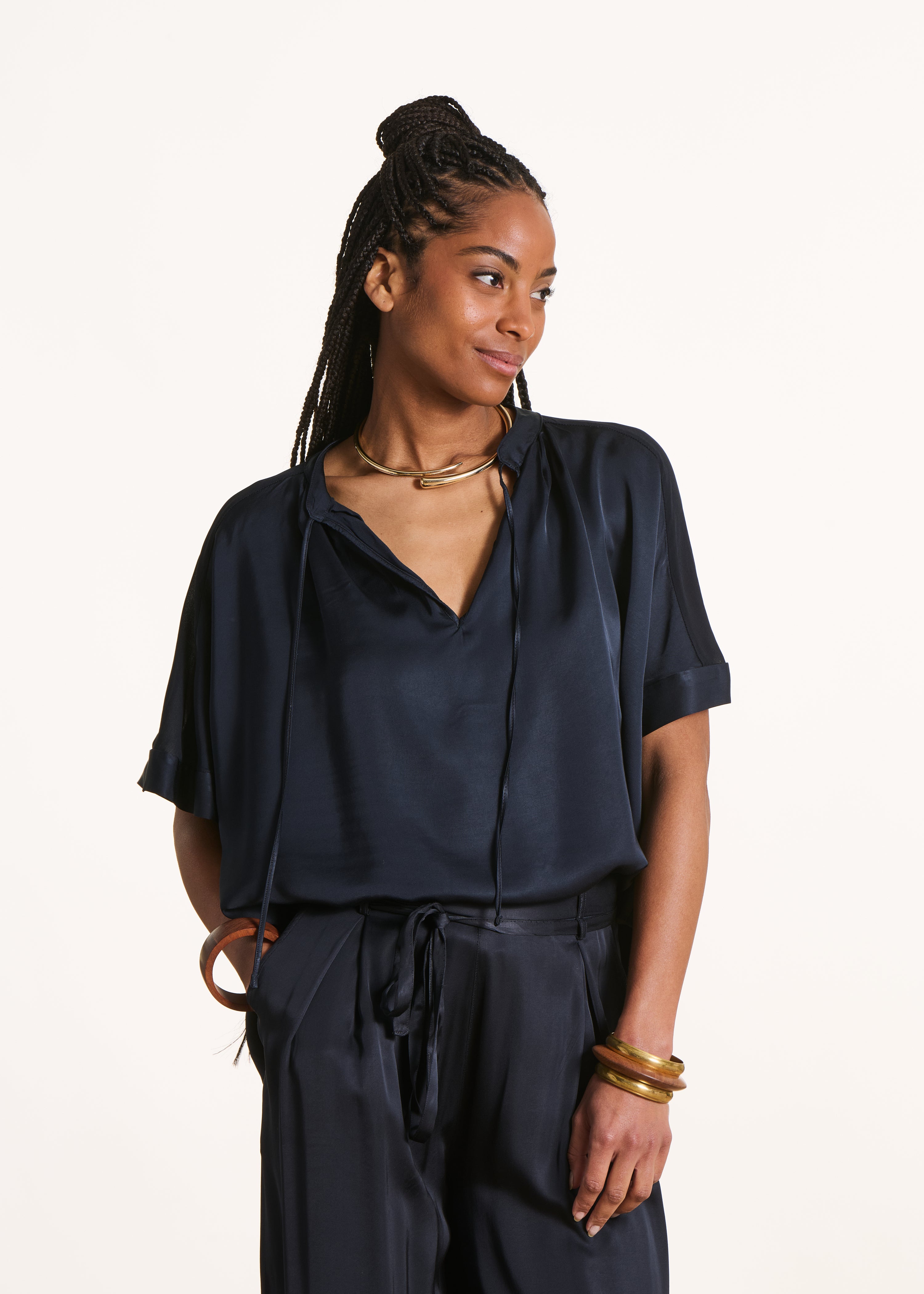 Blusa azul escuro ampla com decote tunisiano