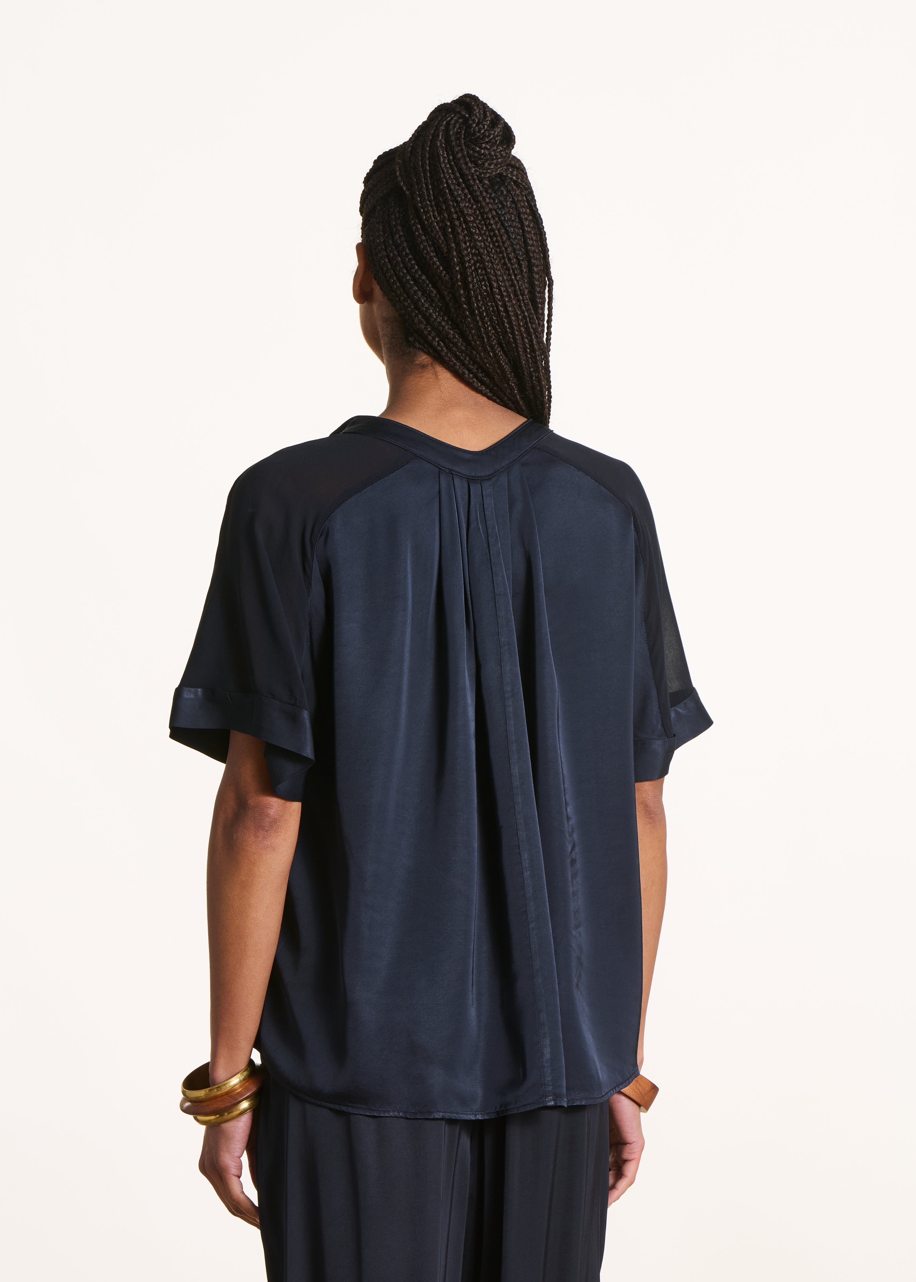 Loose dark blue satin blouse with Tunisian neckline