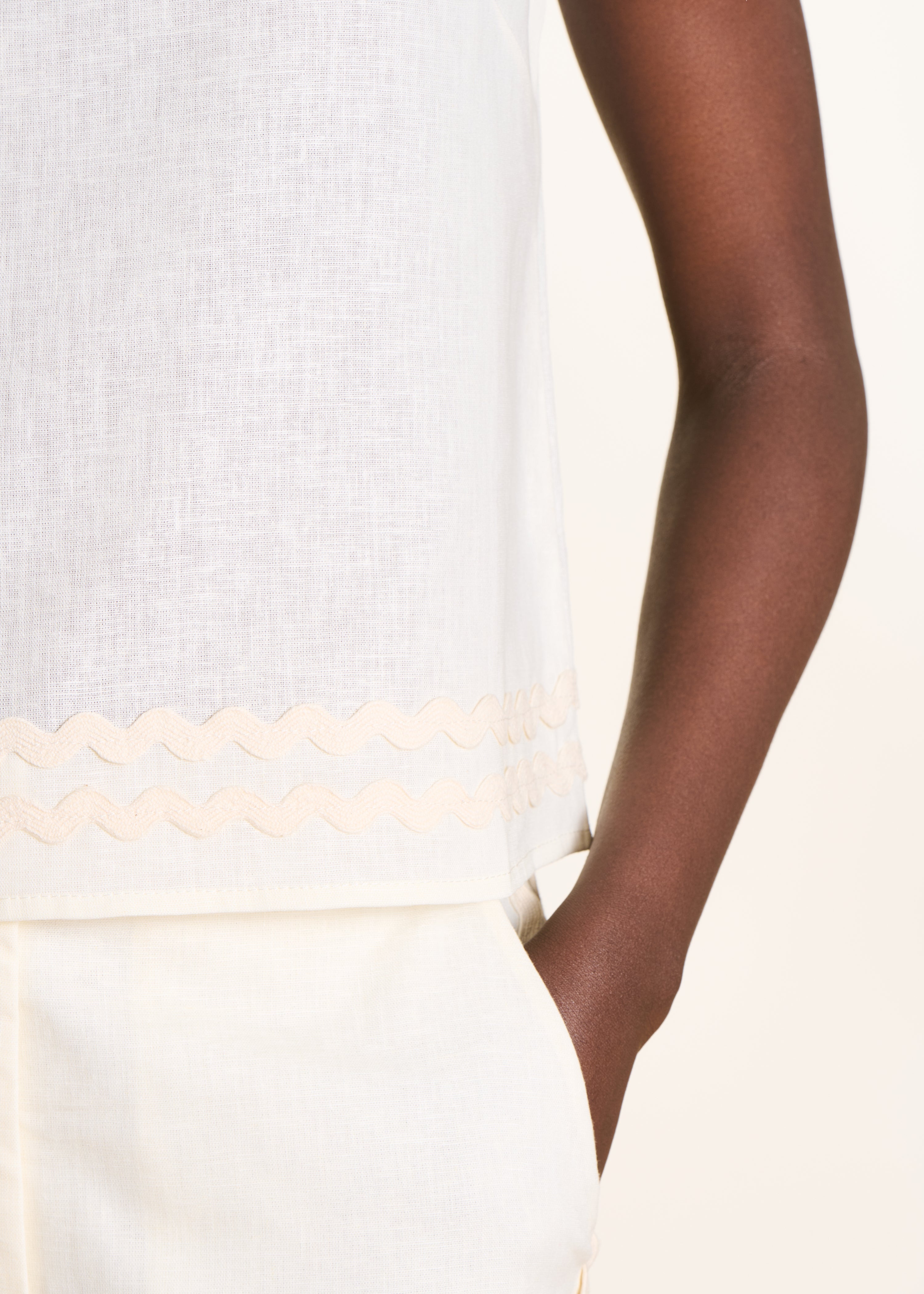 Sleeveless off-white top in linen and cotton