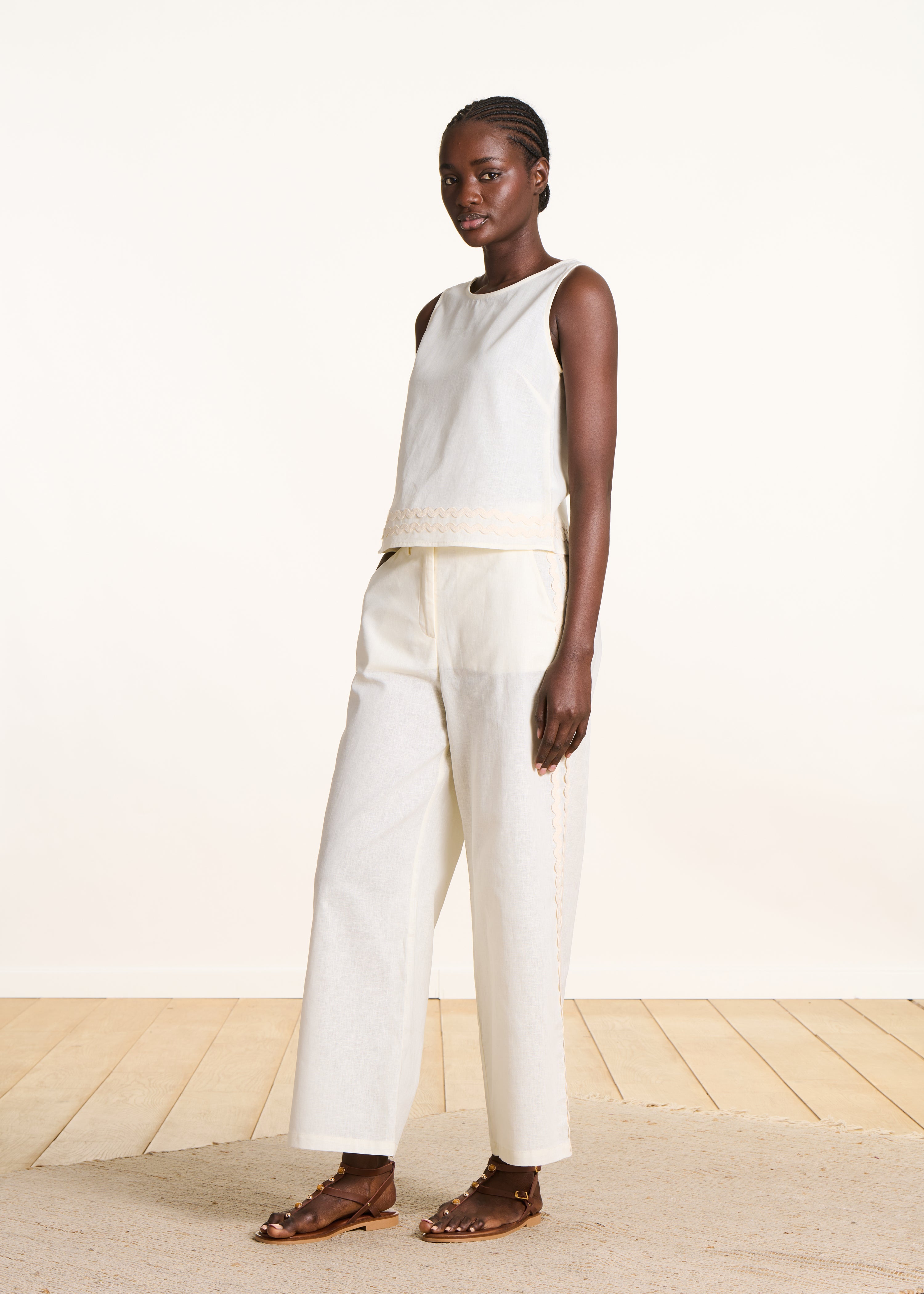 Sleeveless off-white top in linen and cotton