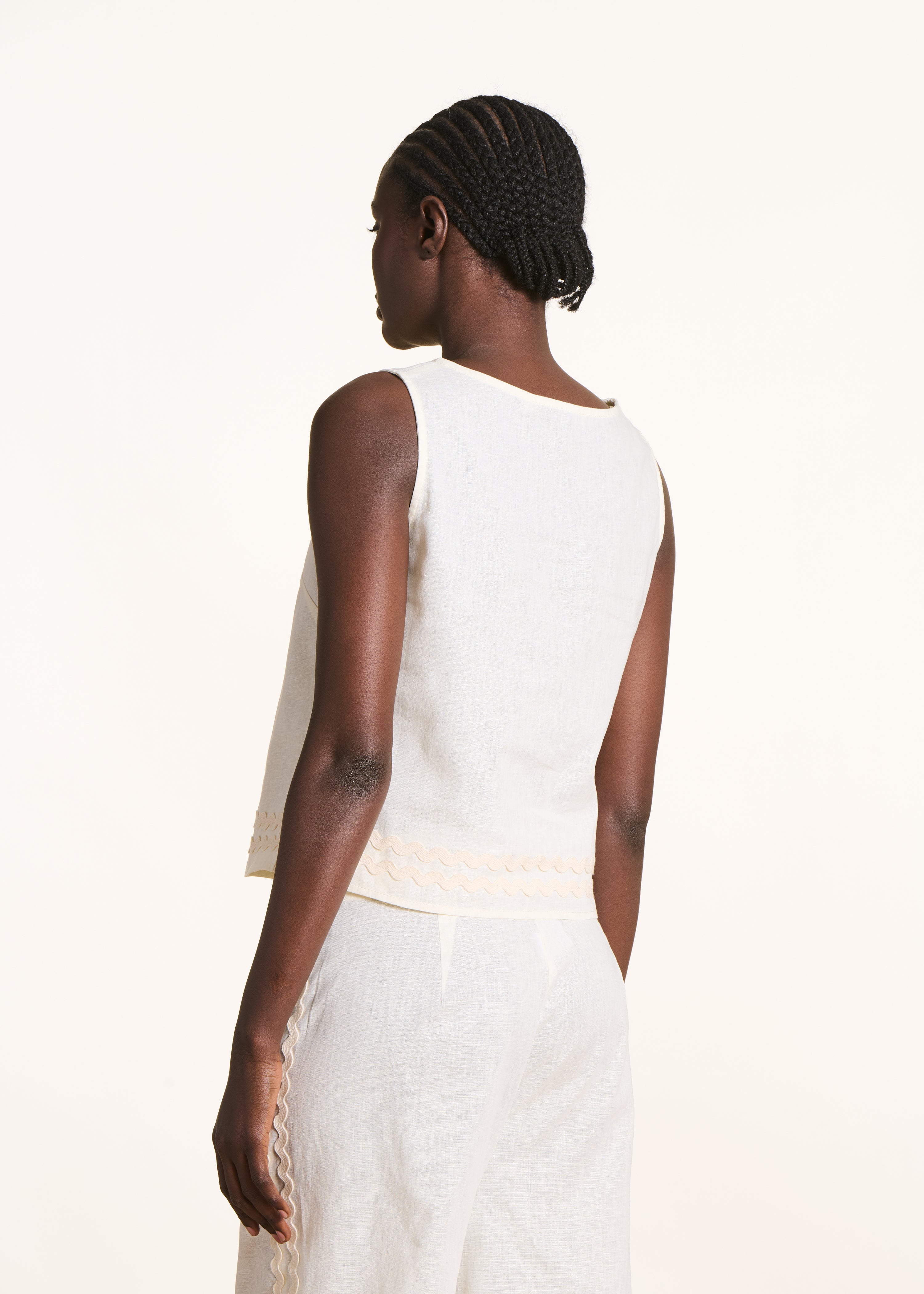 Sleeveless off-white top in linen and cotton