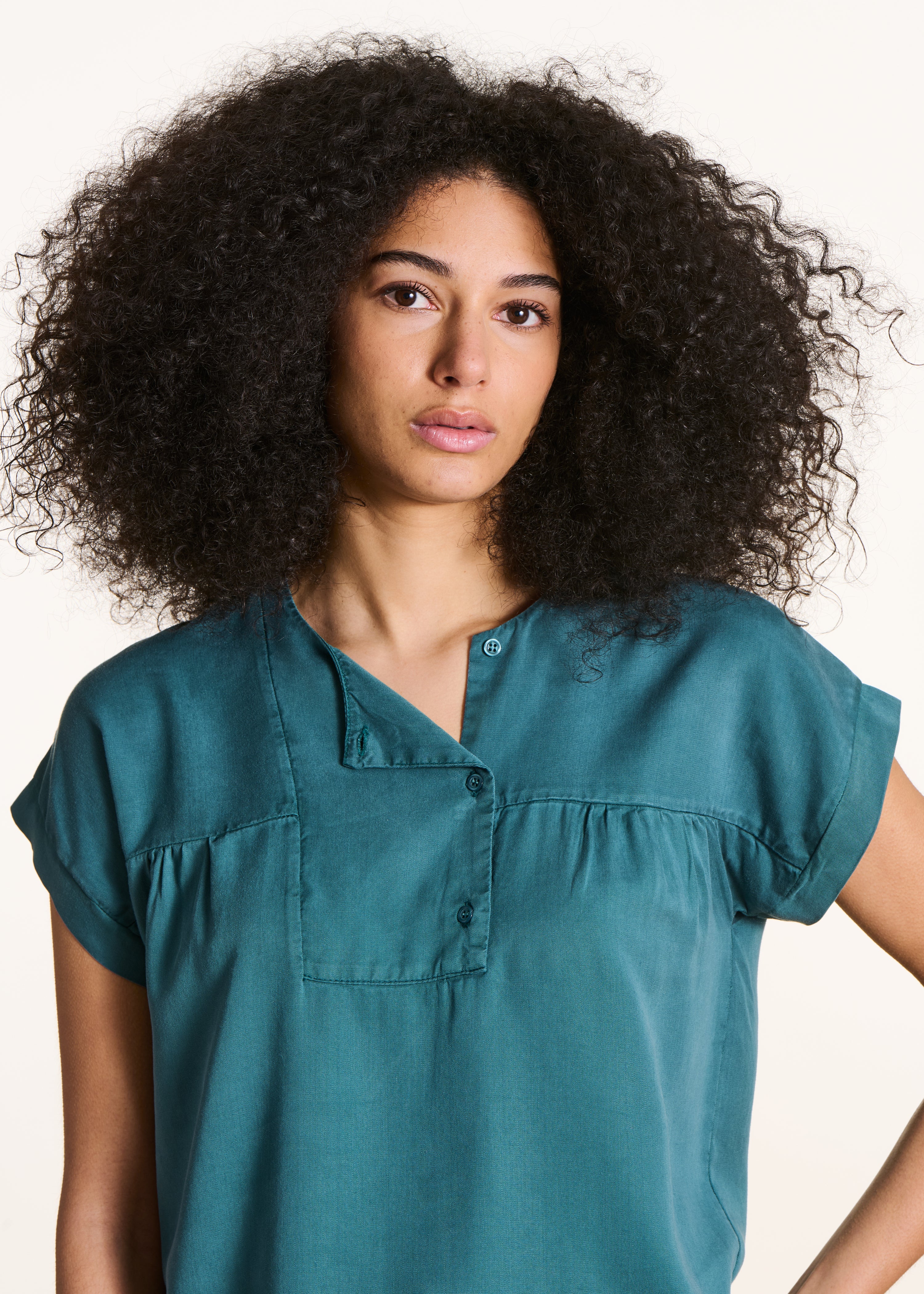 Petrolblaues Top aus Lyocell mit kurzen Ärmeln