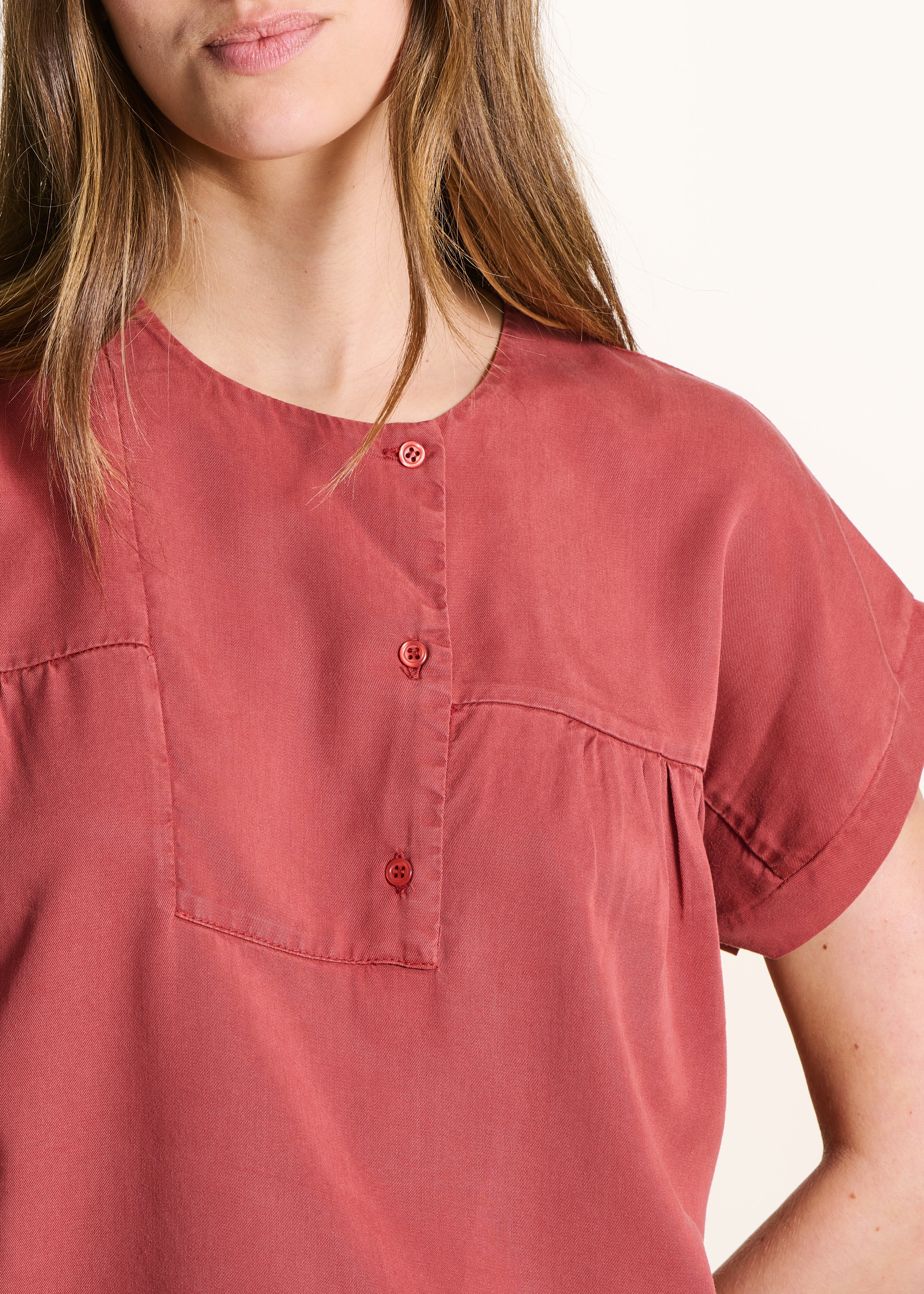 Top rojo de manga corta en lyocell