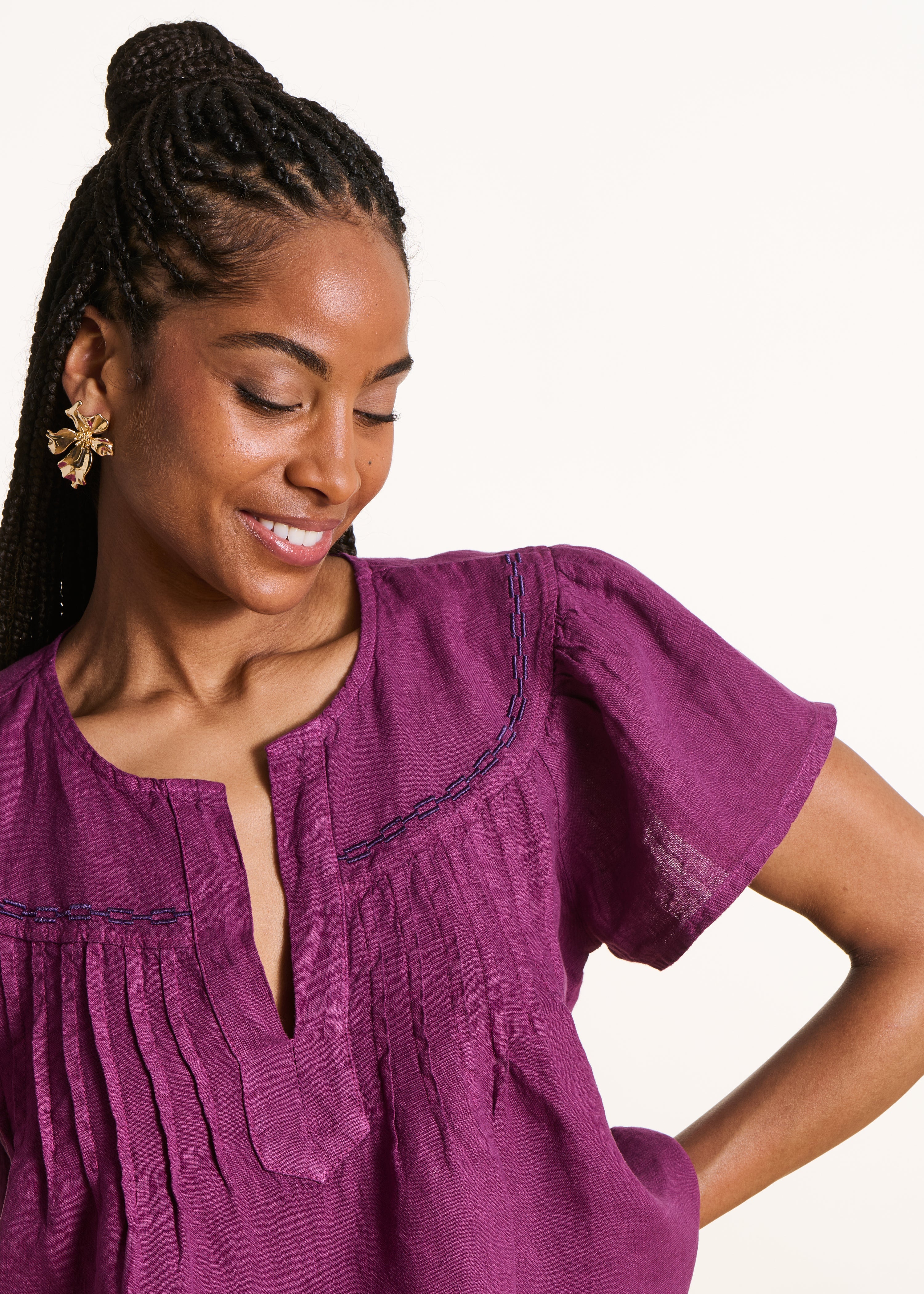 Top amplio violeta de lino con mangas cortas
