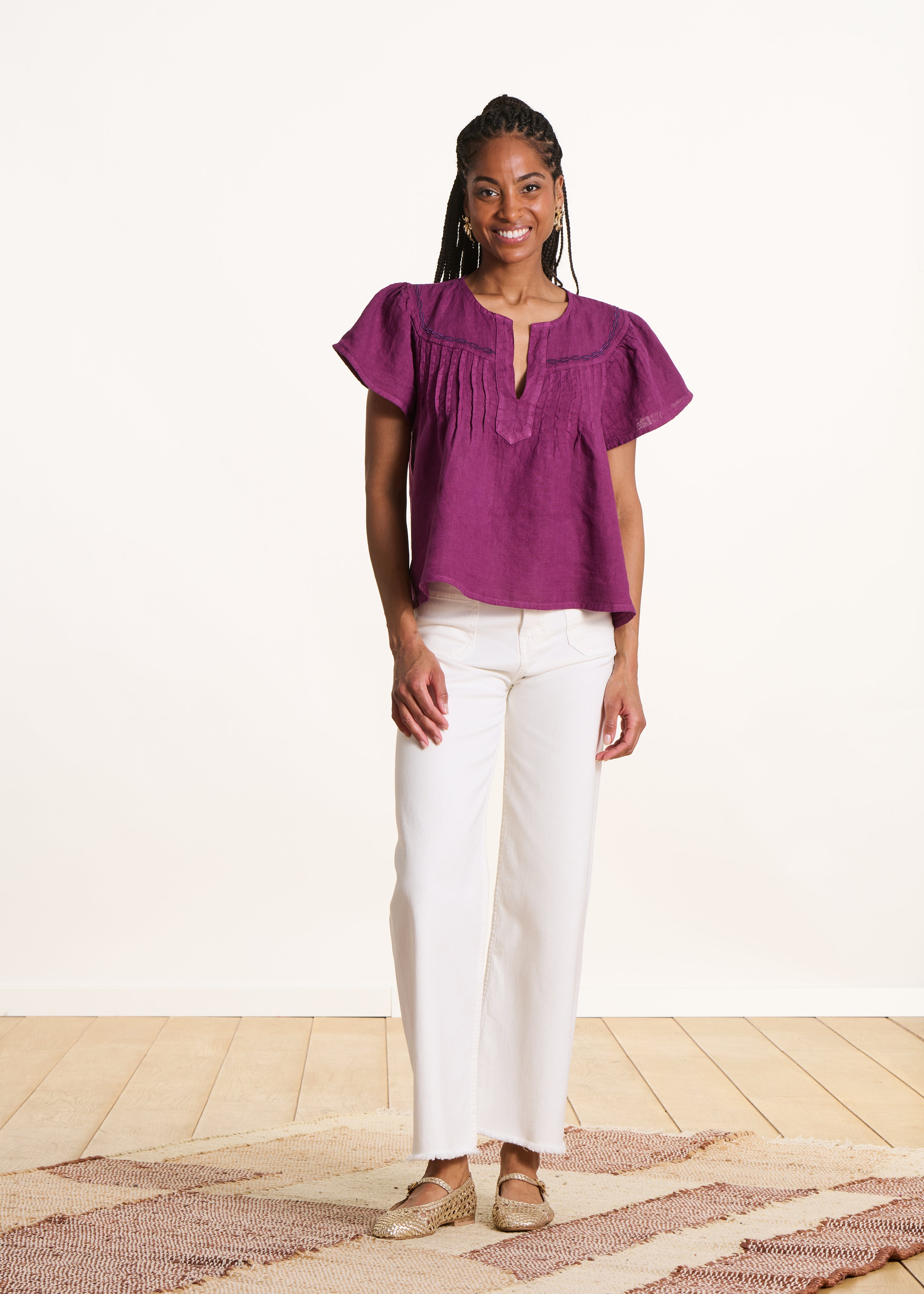 Top amplio violeta de lino con mangas cortas