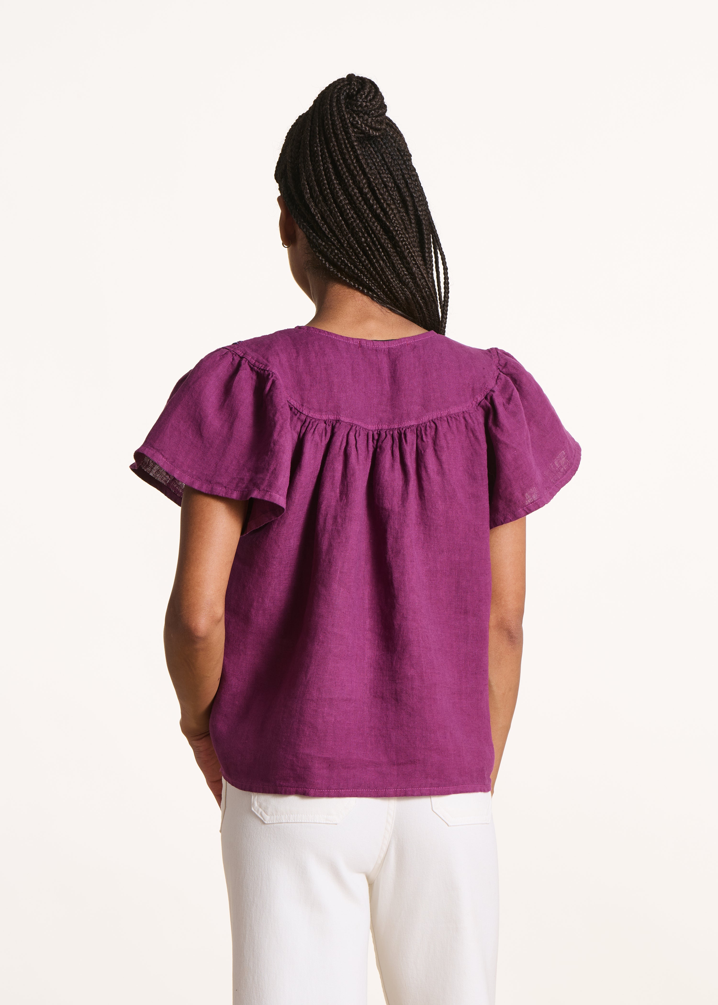 Top amplio violeta de lino con mangas cortas