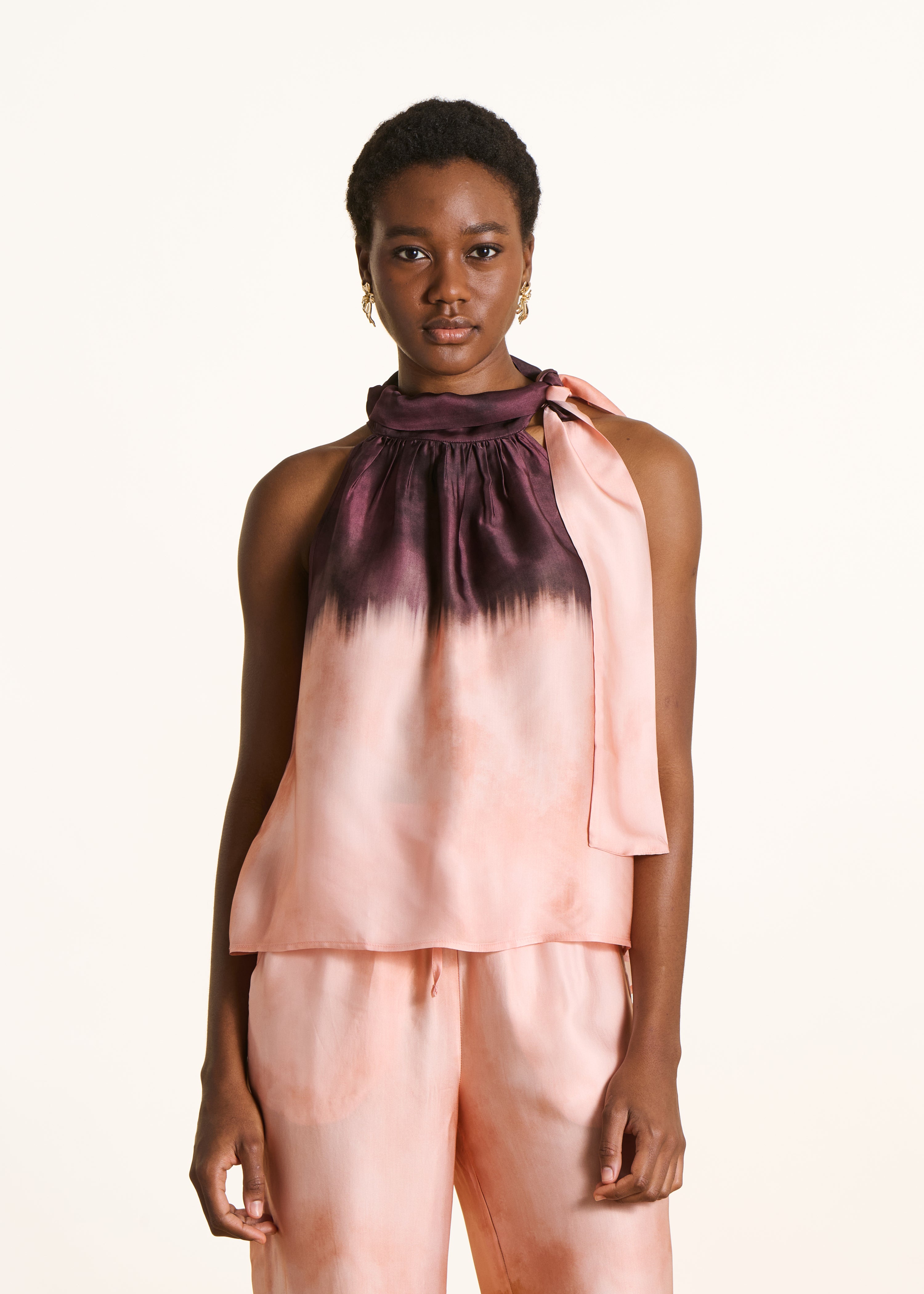 Top fluide sans manches en satin rose à imprimé tie & dye