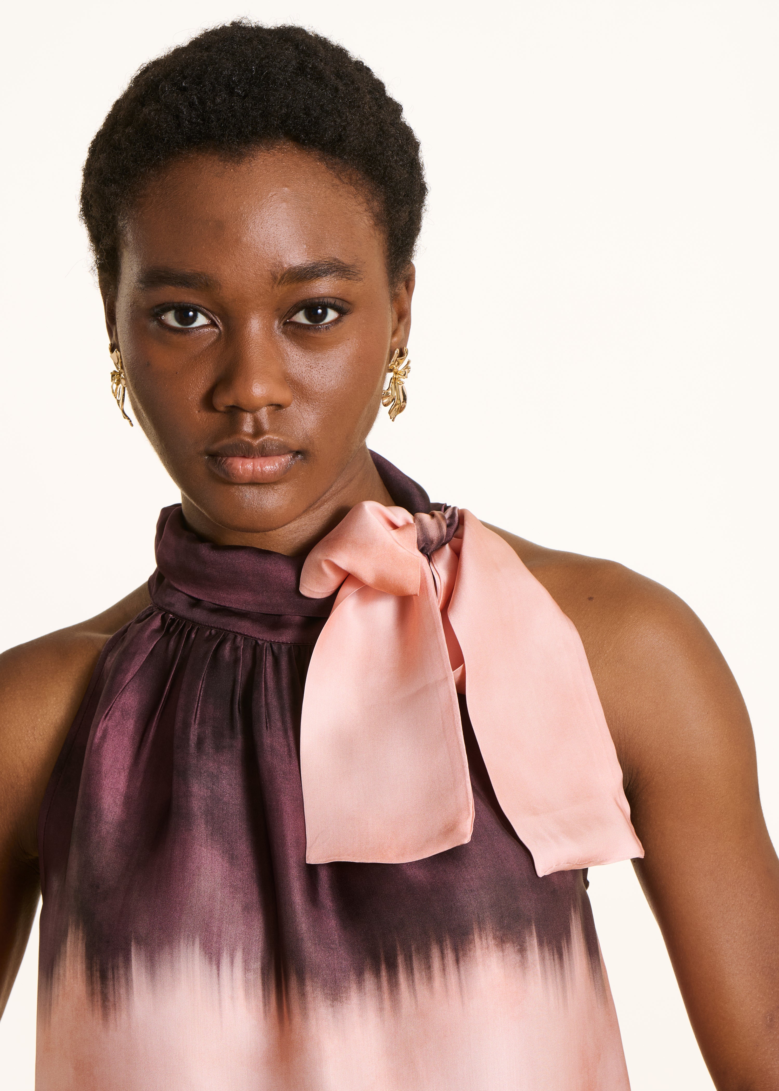 Top fluide sans manches en satin rose à imprimé tie & dye