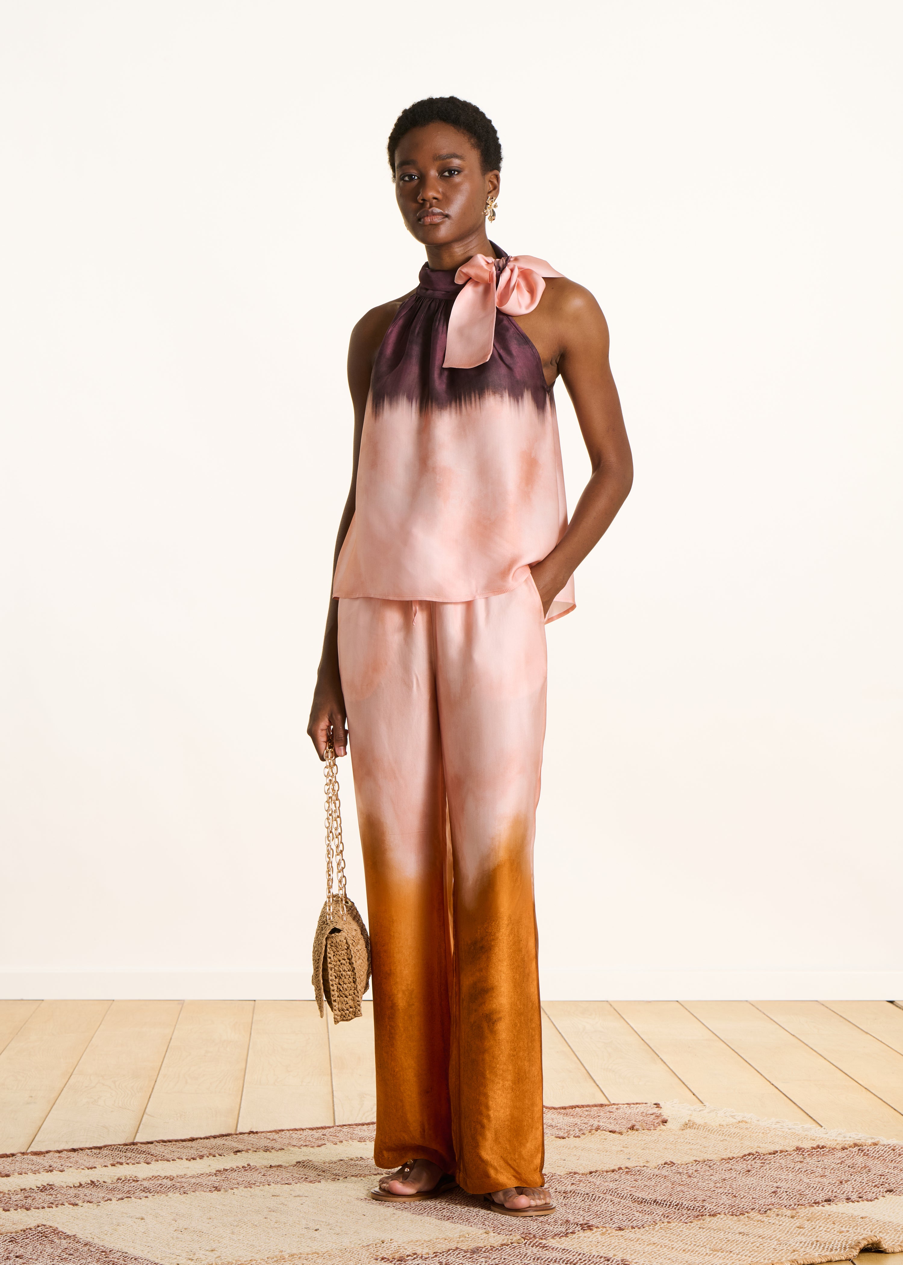 Top fluide sans manches en satin rose à imprimé tie & dye