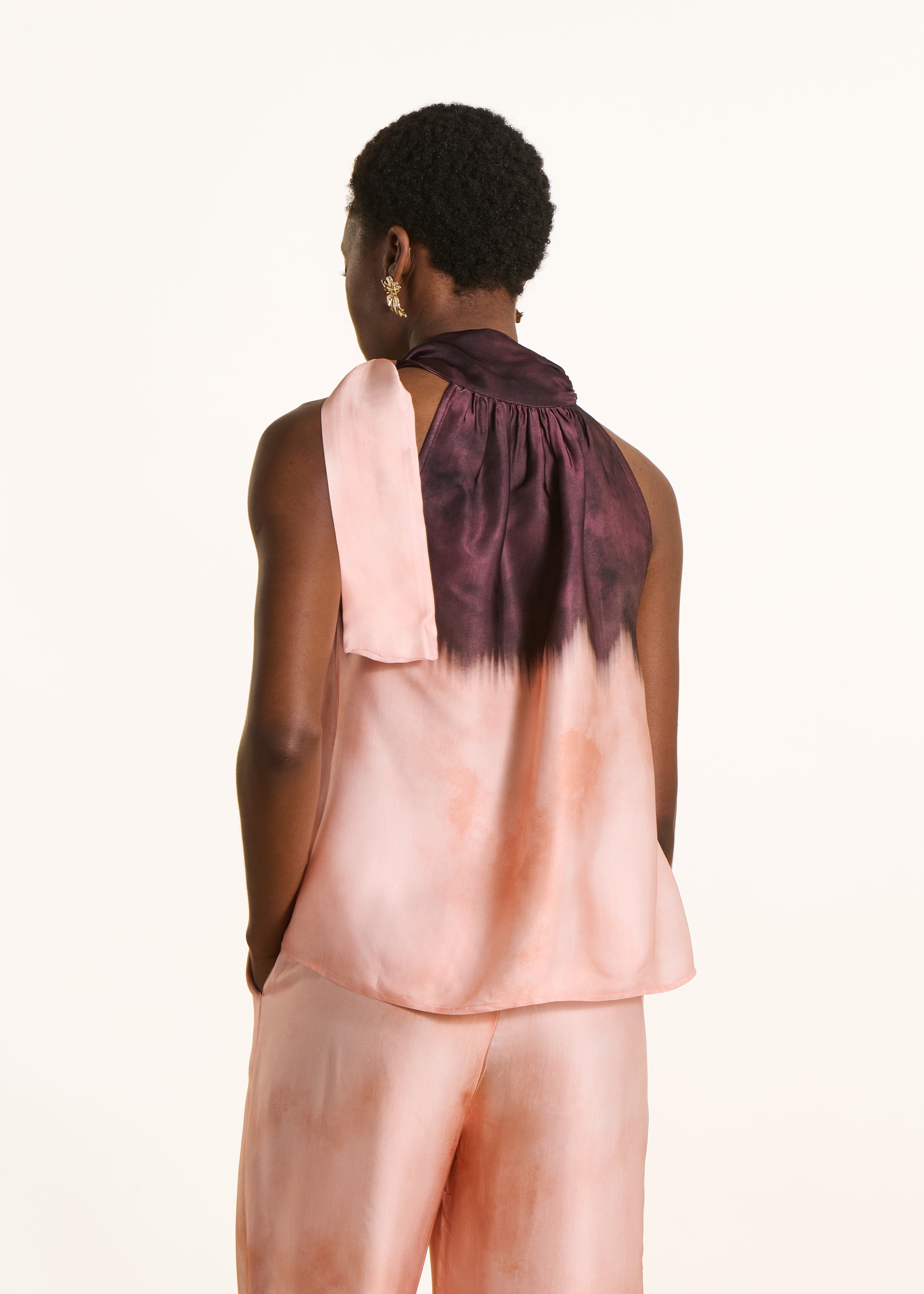 Top fluide sans manches en satin rose à imprimé tie & dye