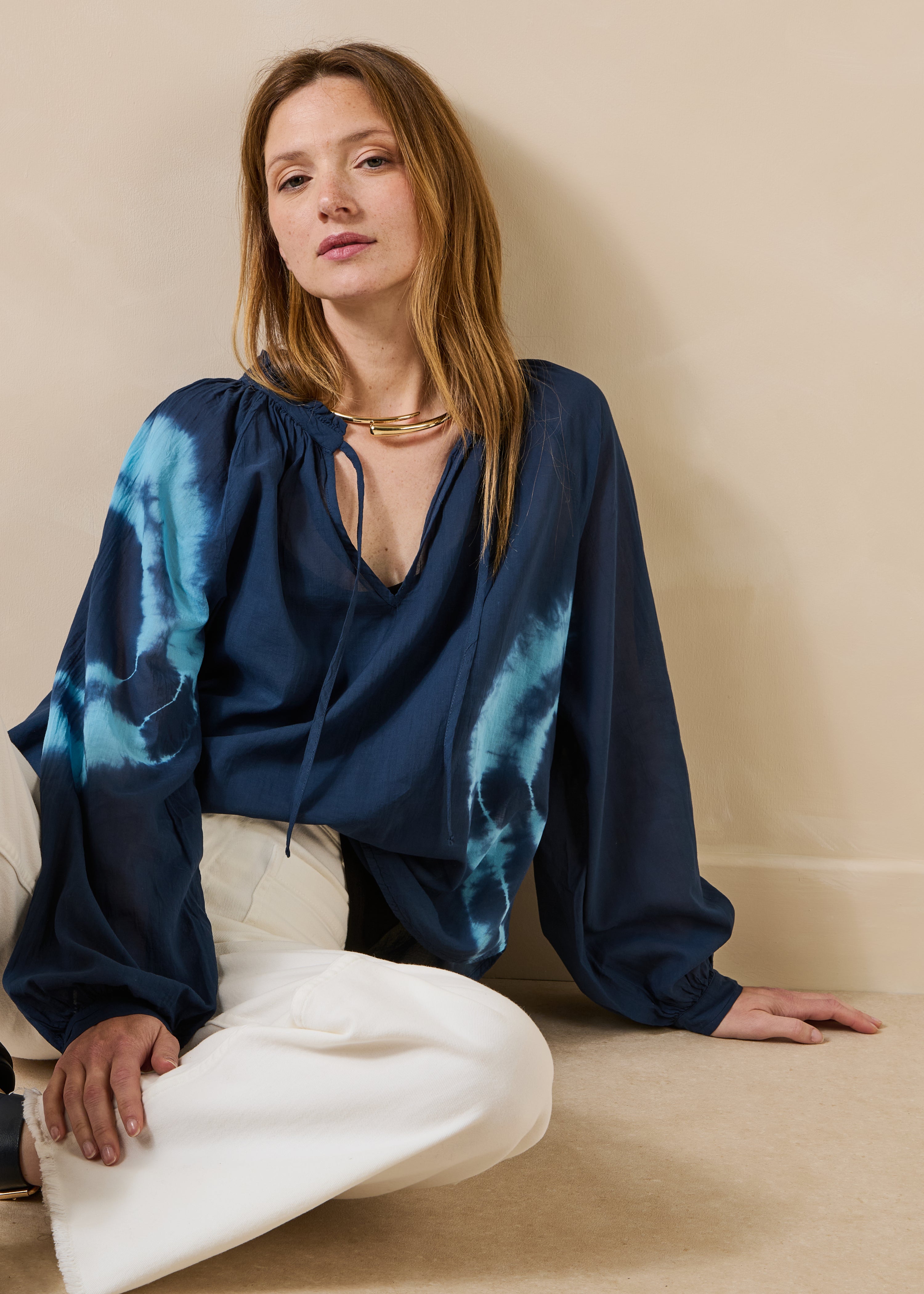 Top bleu foncé en voile de coton imprimé tie & dye