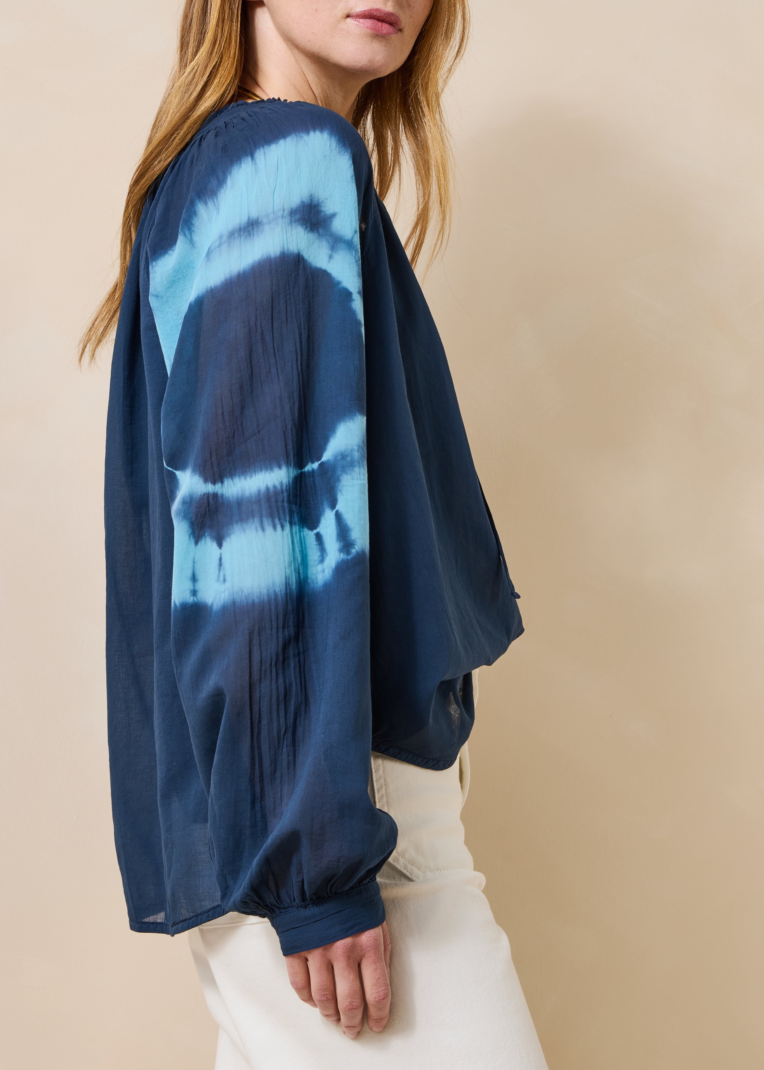 Top azul escuro em voile de algodão com estampado tie & dye