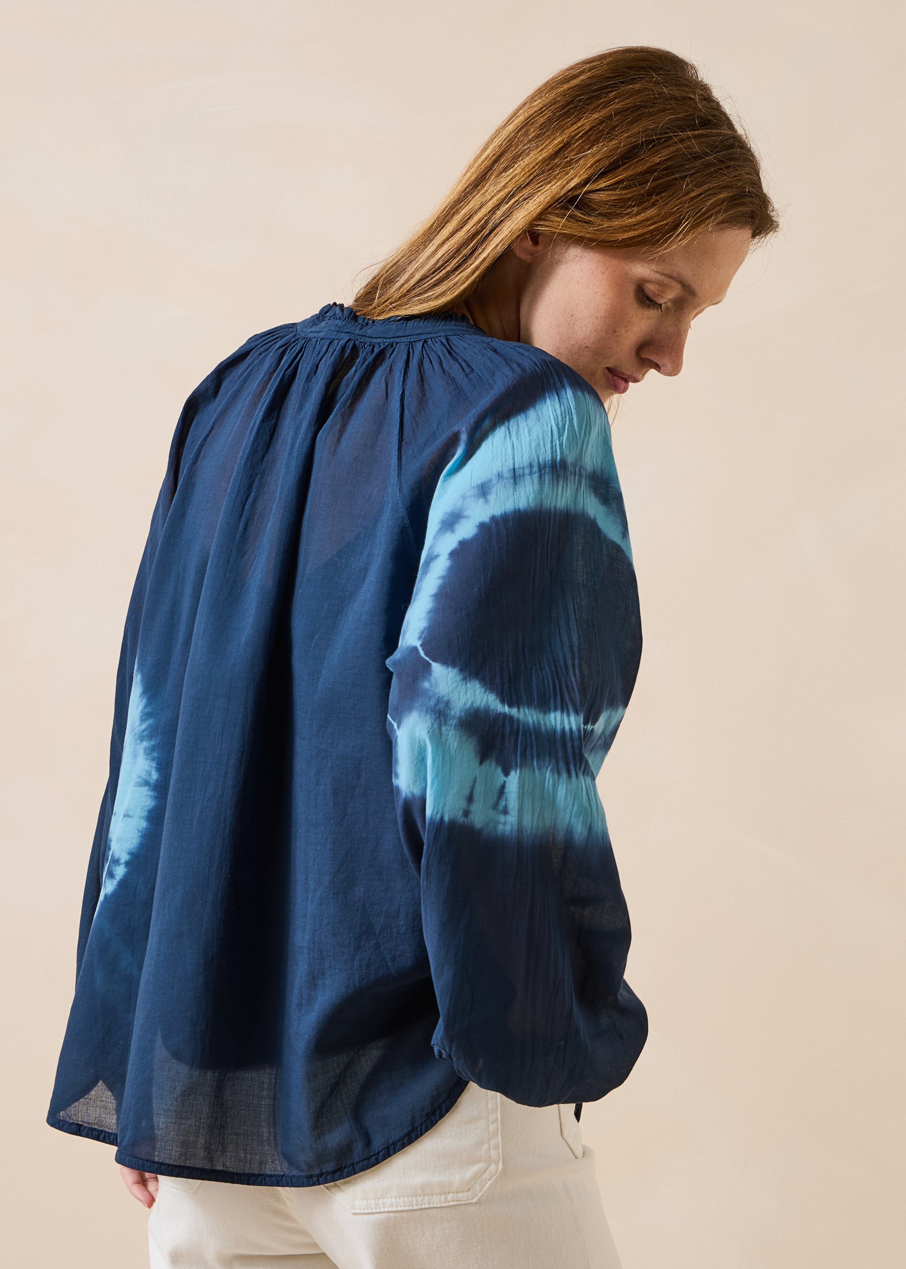 Top azul escuro em voile de algodão com estampado tie & dye