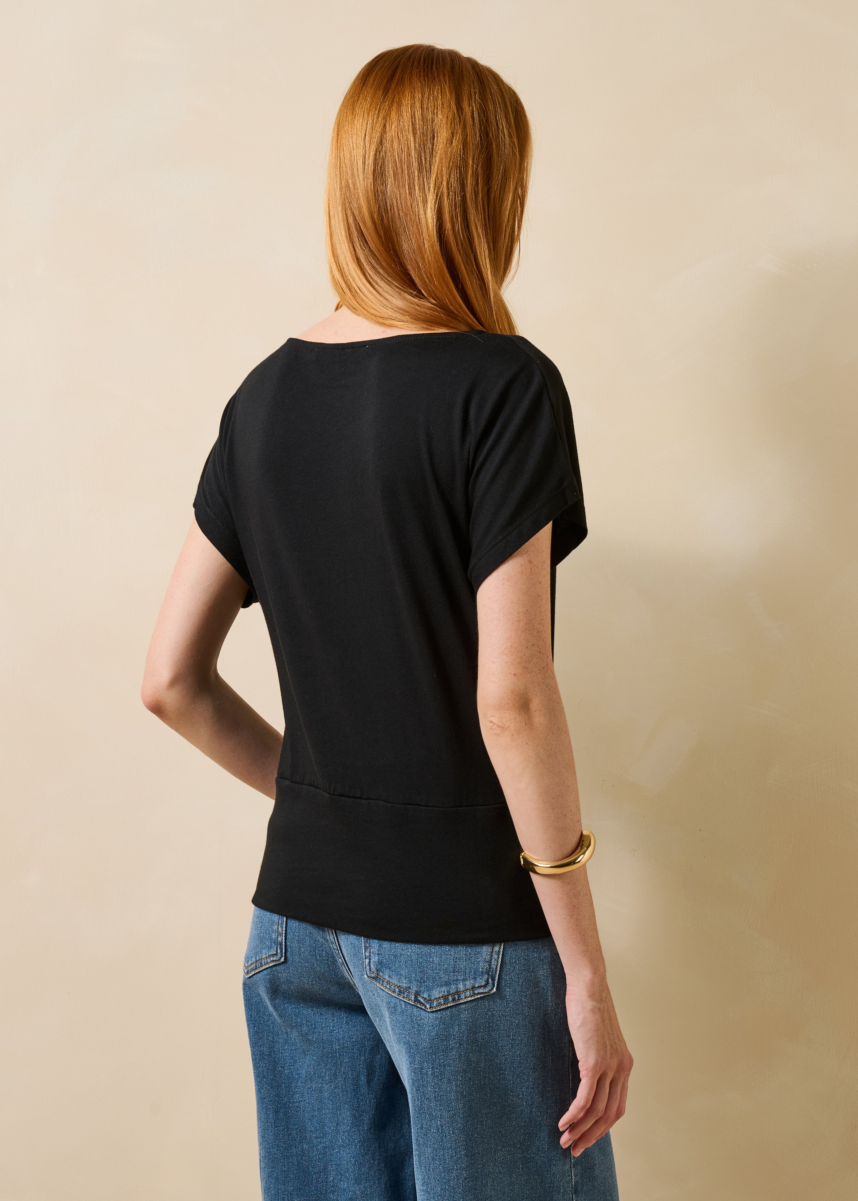 Schwarzes T-Shirt mit kurzen Ärmeln aus Bio-Baumwolle