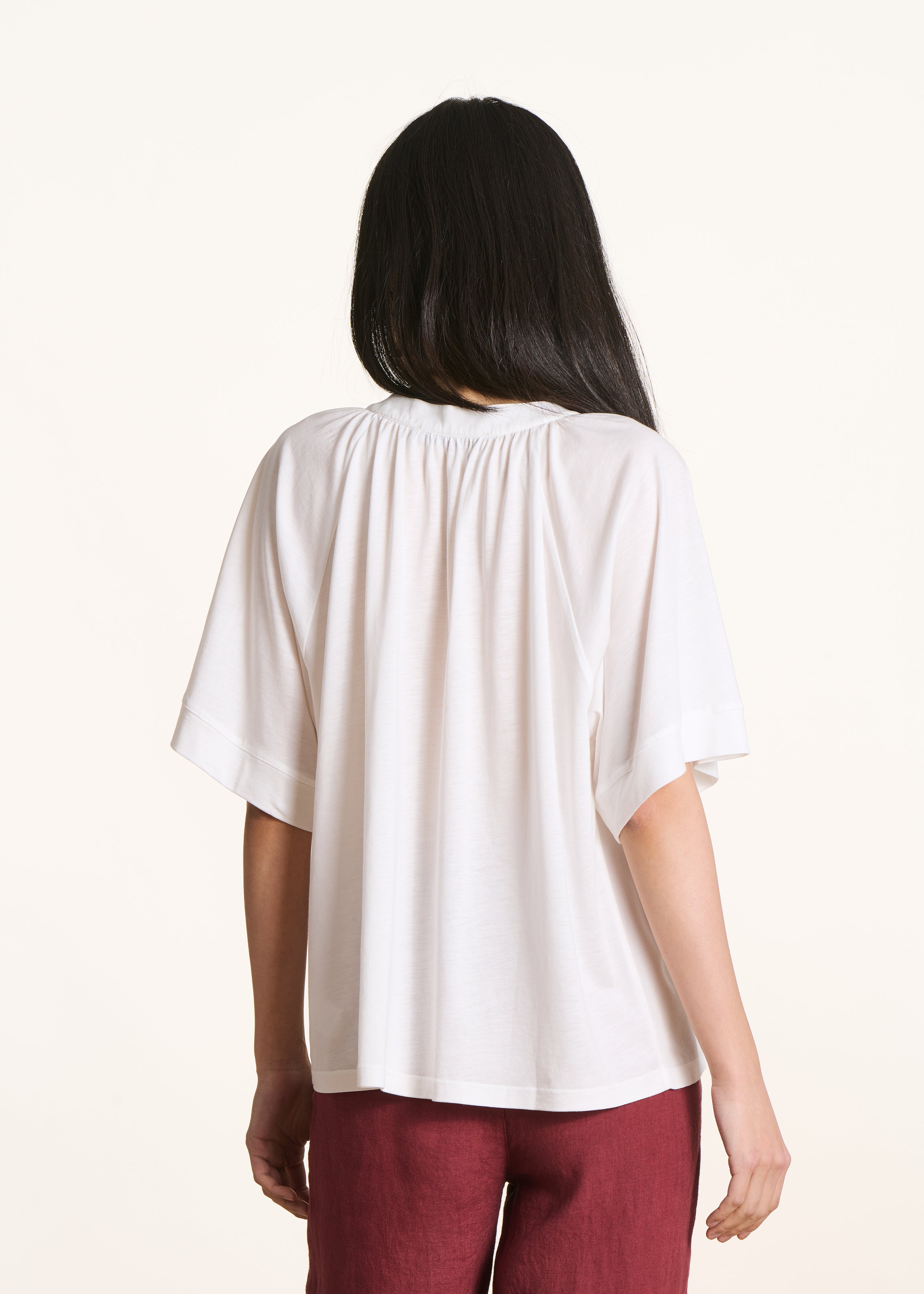 losvallend wit T-shirt met korte mouwen