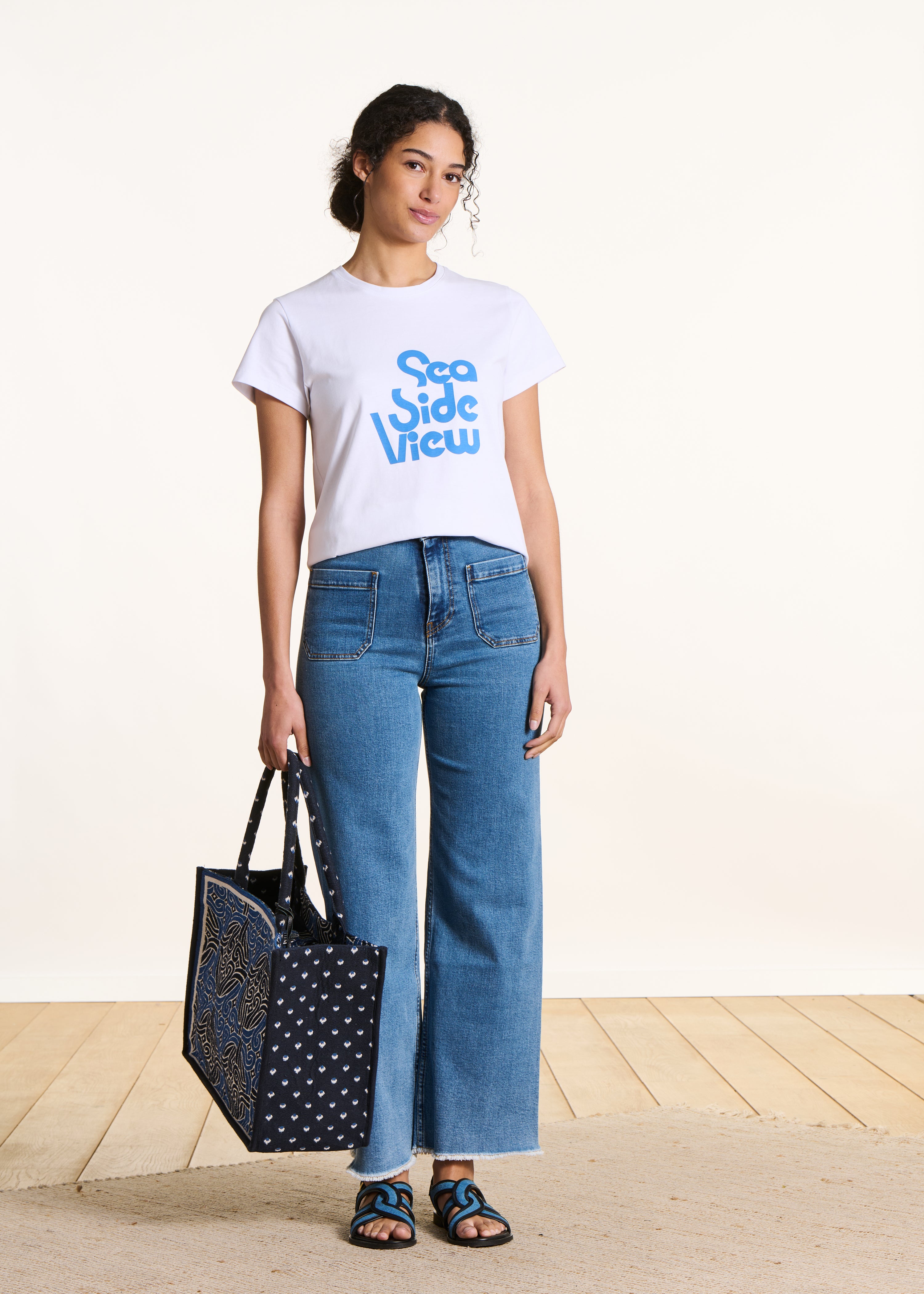 Weißes weites T-Shirt mit Statement aus Bio-Baumwolle