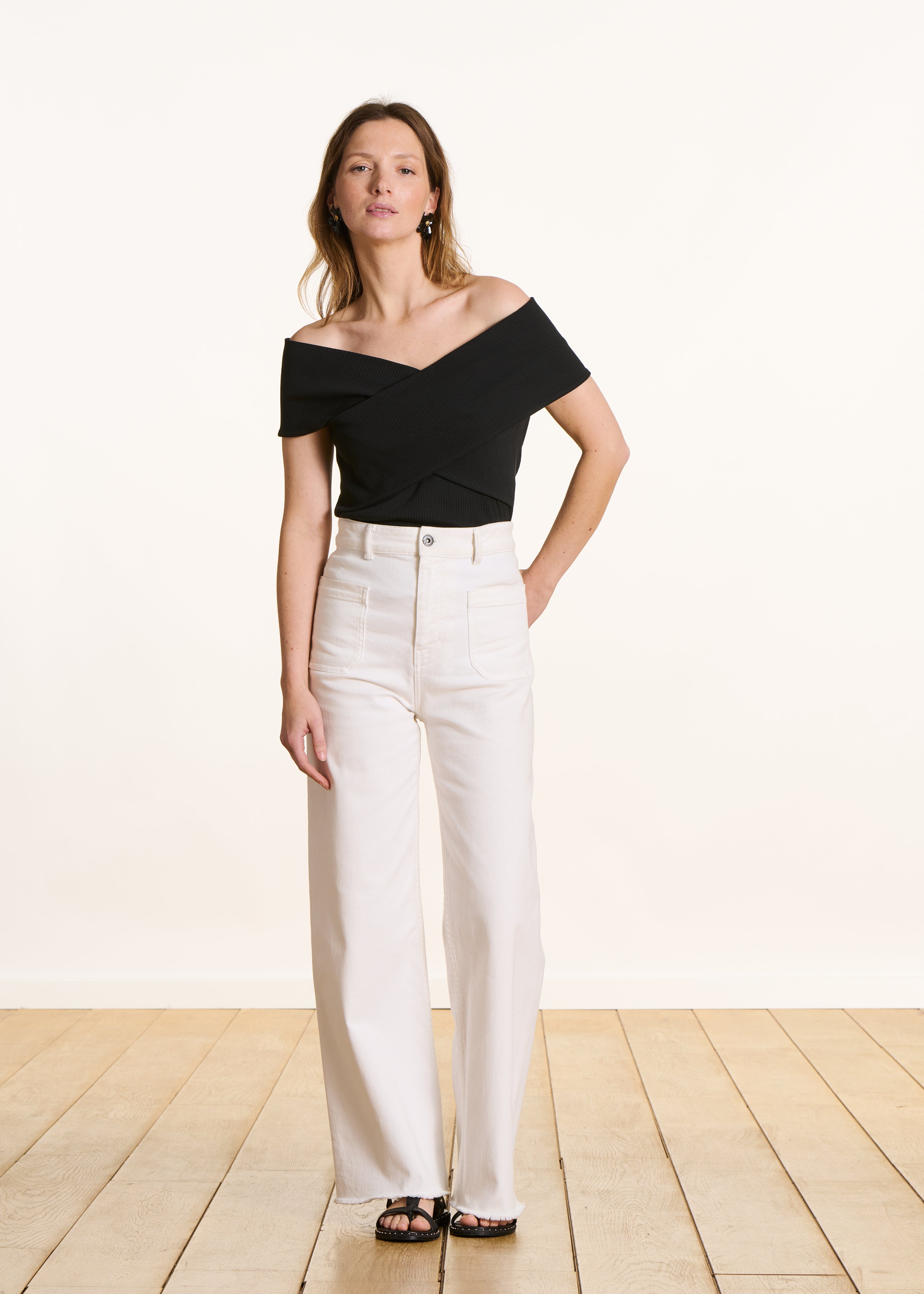 Schwarzes T-Shirt mit Wickeloptik und kurzen Ärmeln