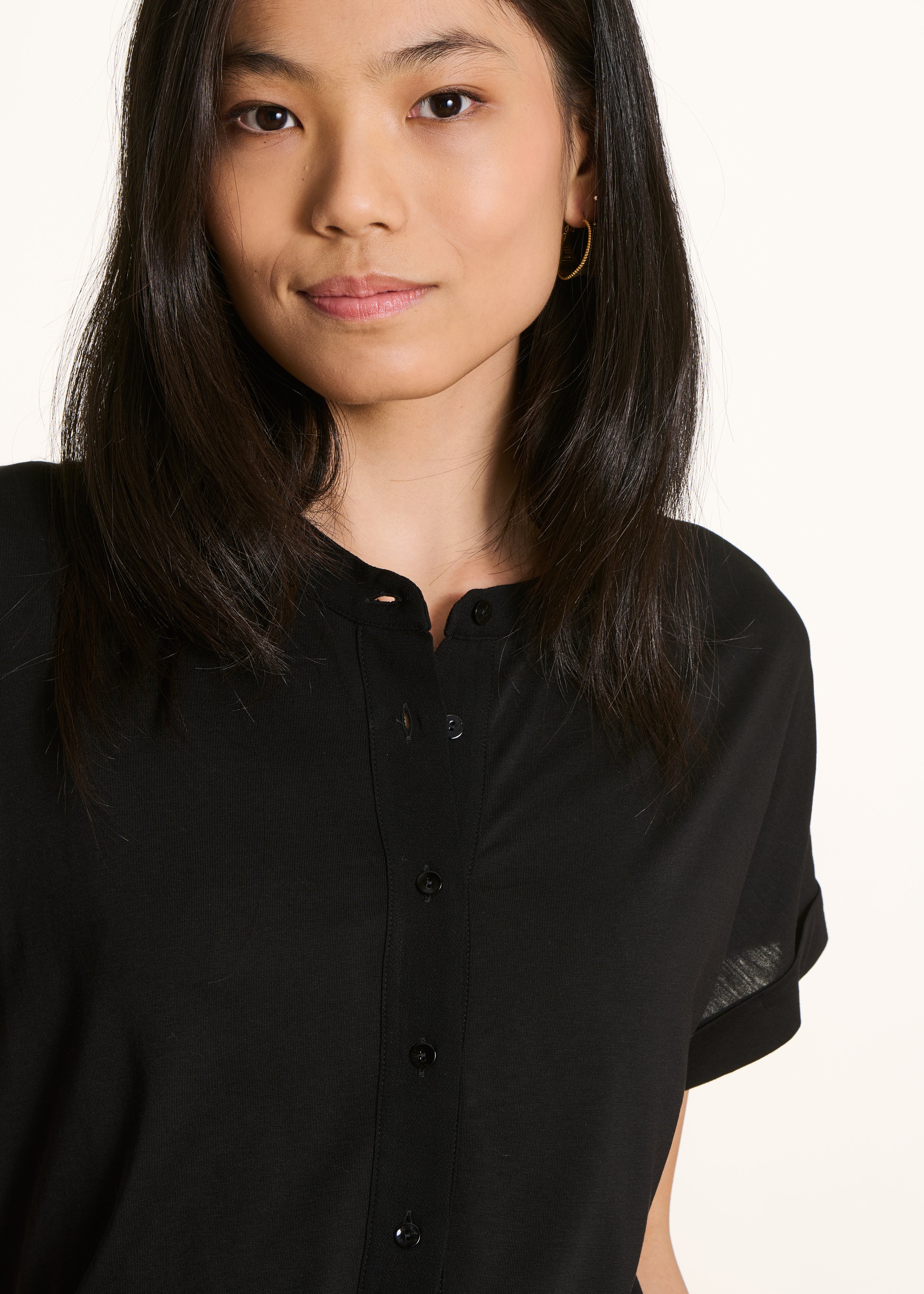 T-shirt zwart met korte mouwen en twee materialen