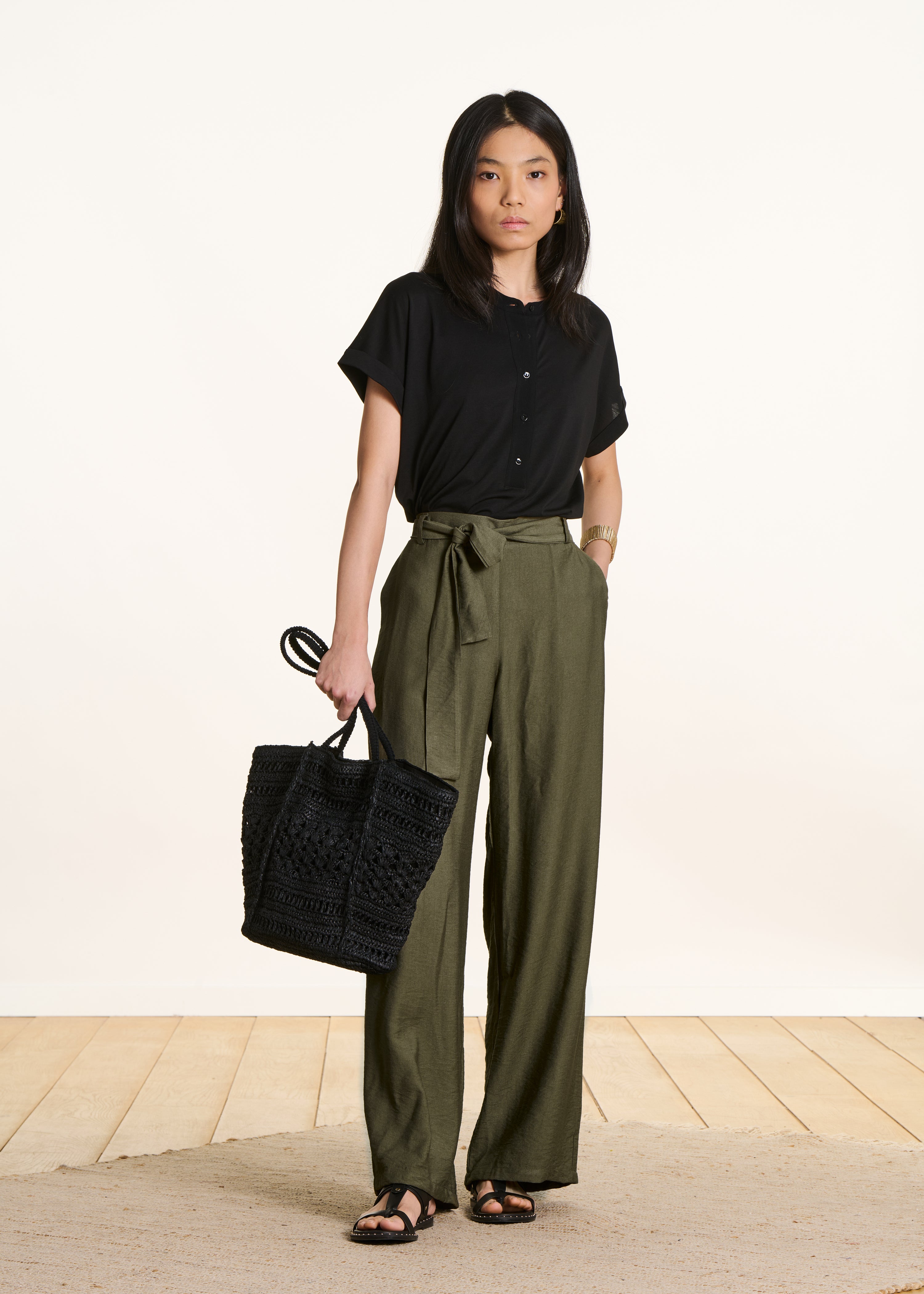 T-shirt zwart met korte mouwen en twee materialen