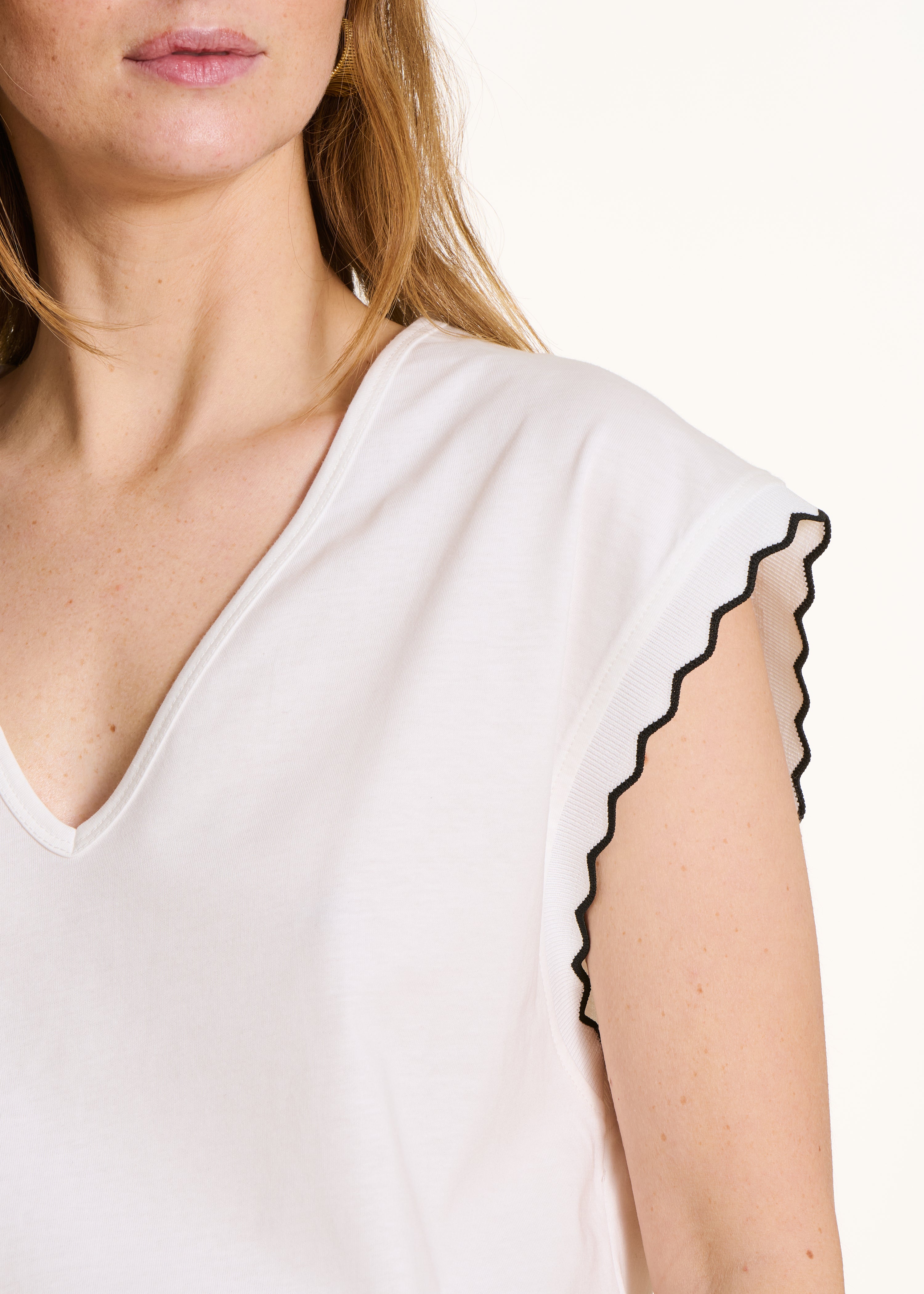 Ecru straight V-neck T-shirt in organic cotton