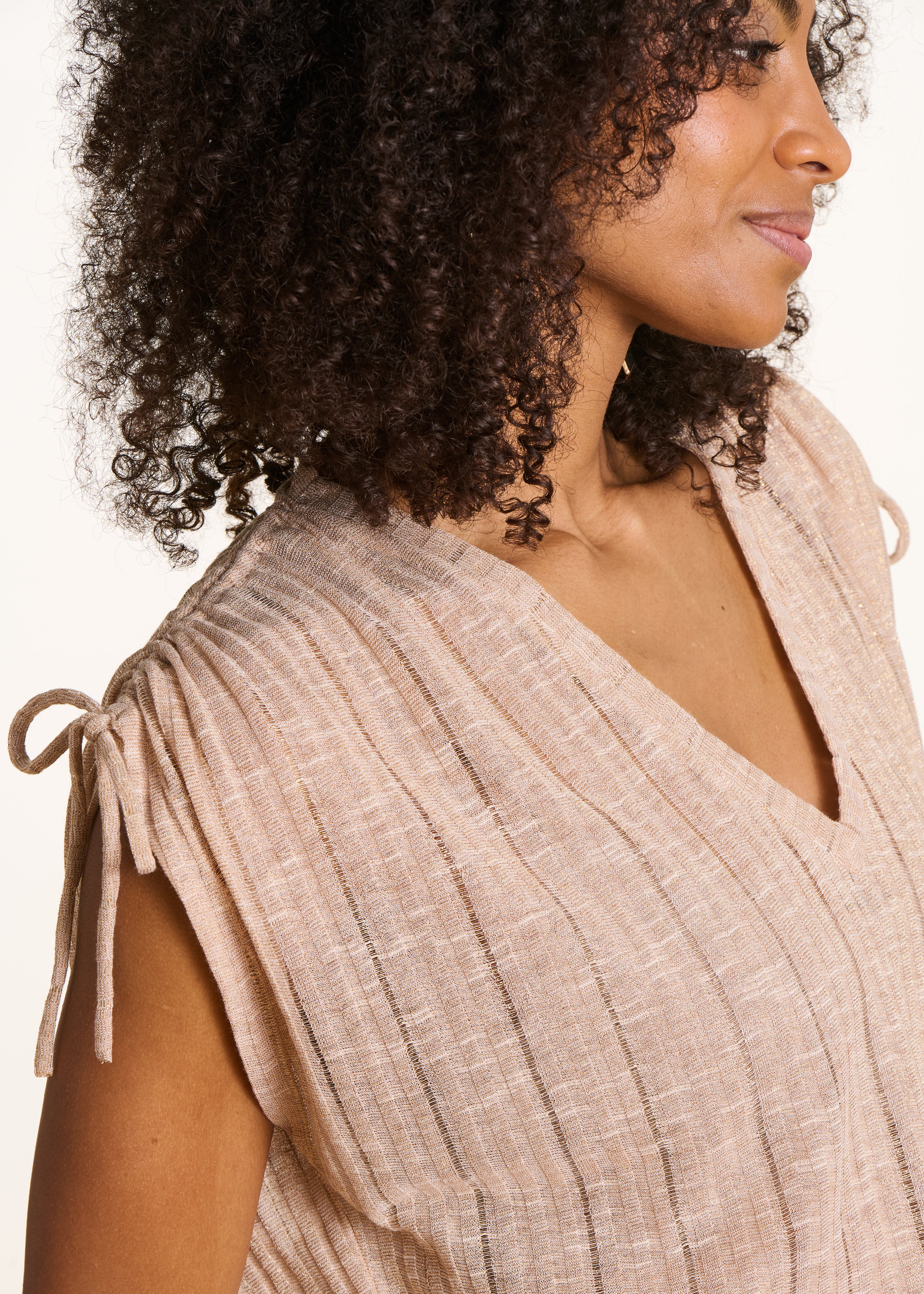 Camiseta amplia dorada con cuello en V