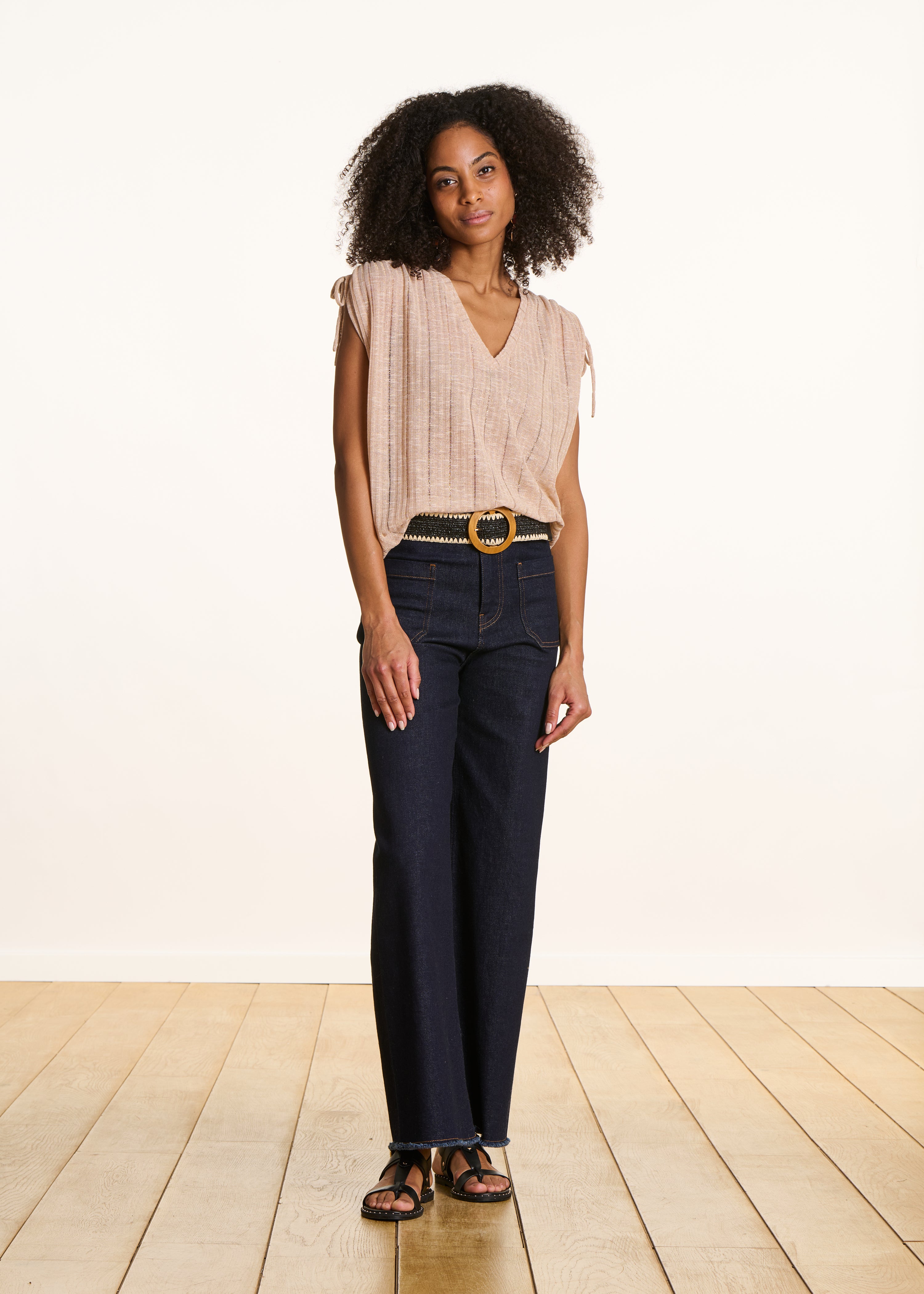 Camiseta amplia dorada con cuello en V