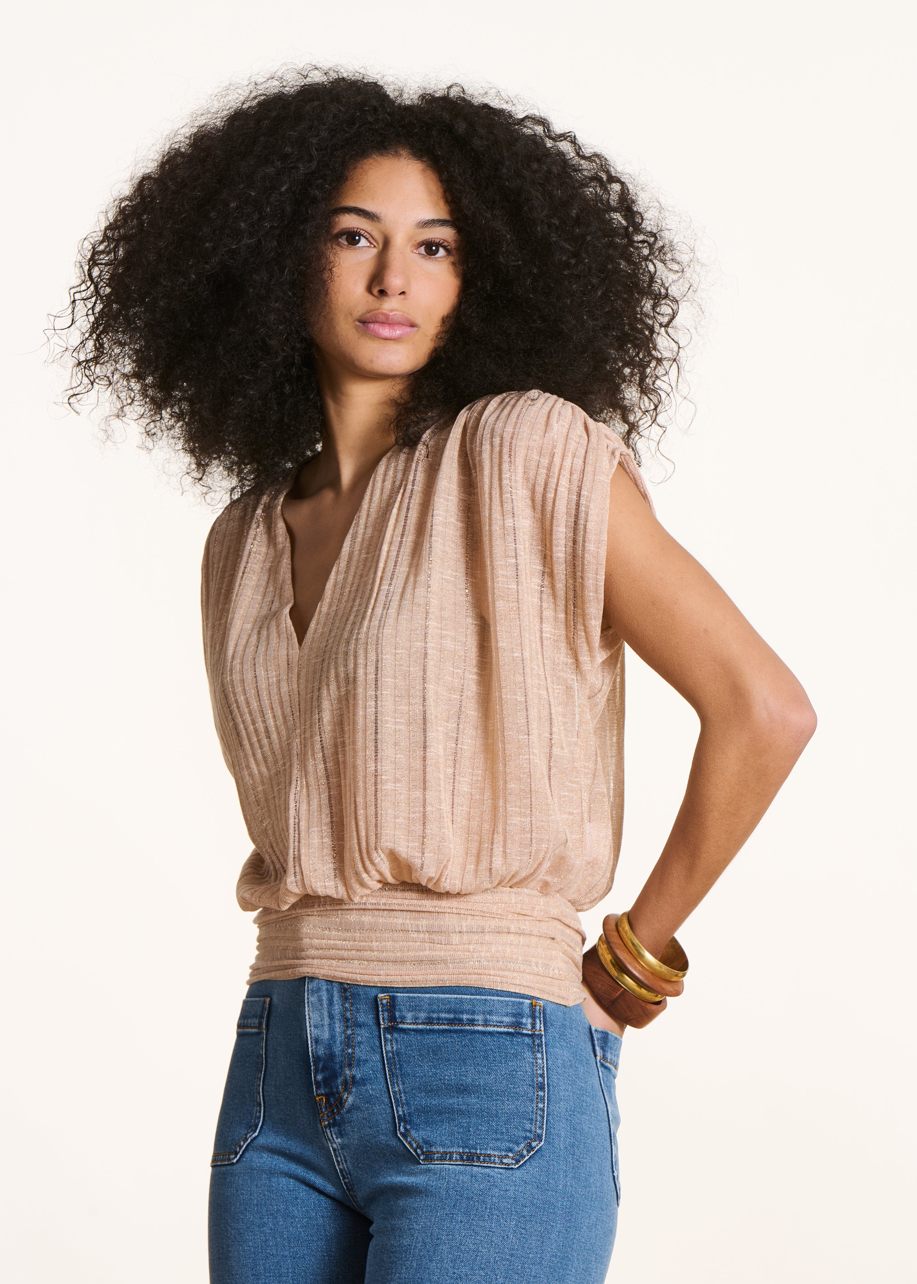 Goldfarbenes T-Shirt mit kurzen Ärmeln und V-Ausschnitt