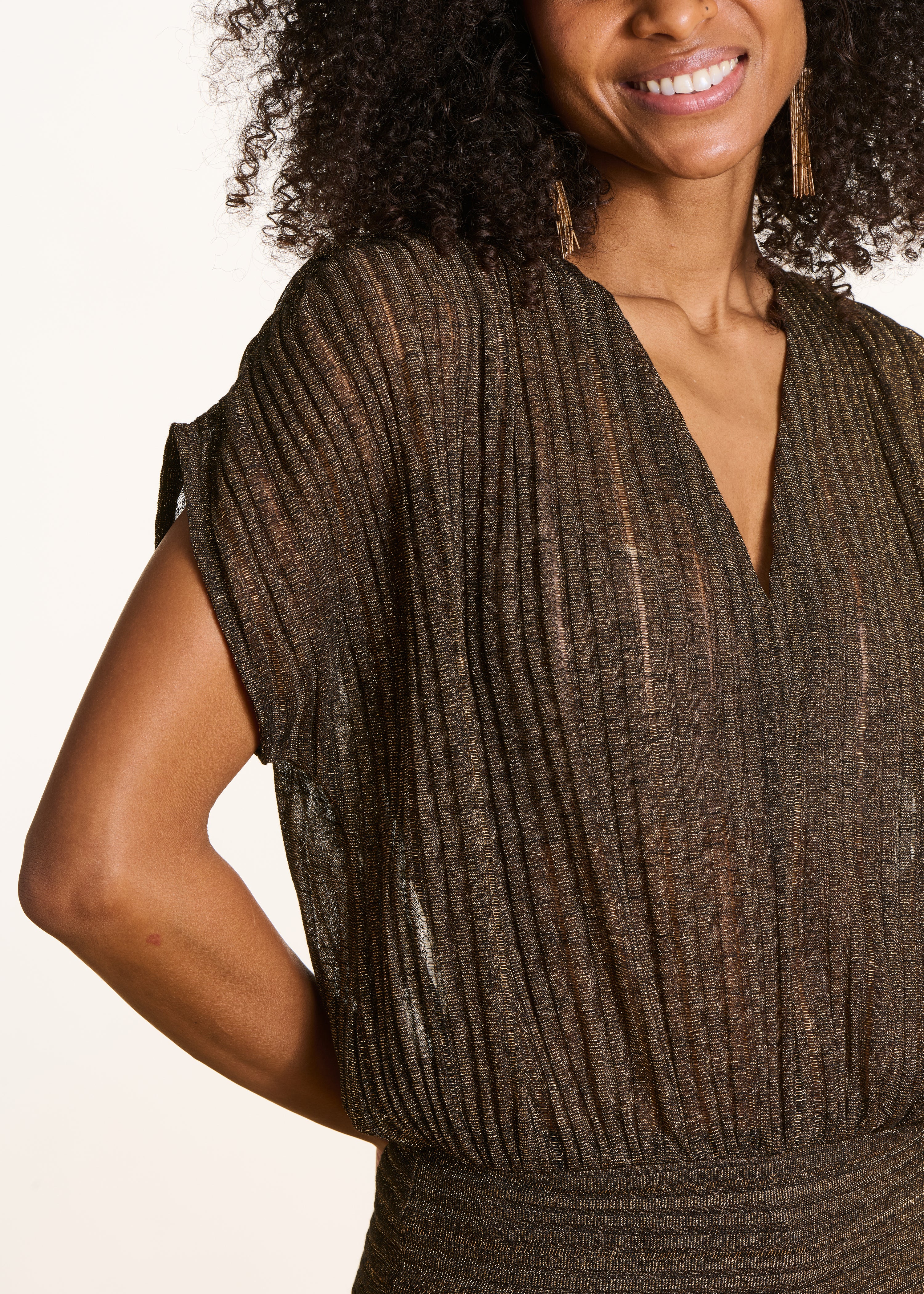 Iridescent zwart T-shirt met korte mouwen en V-hals