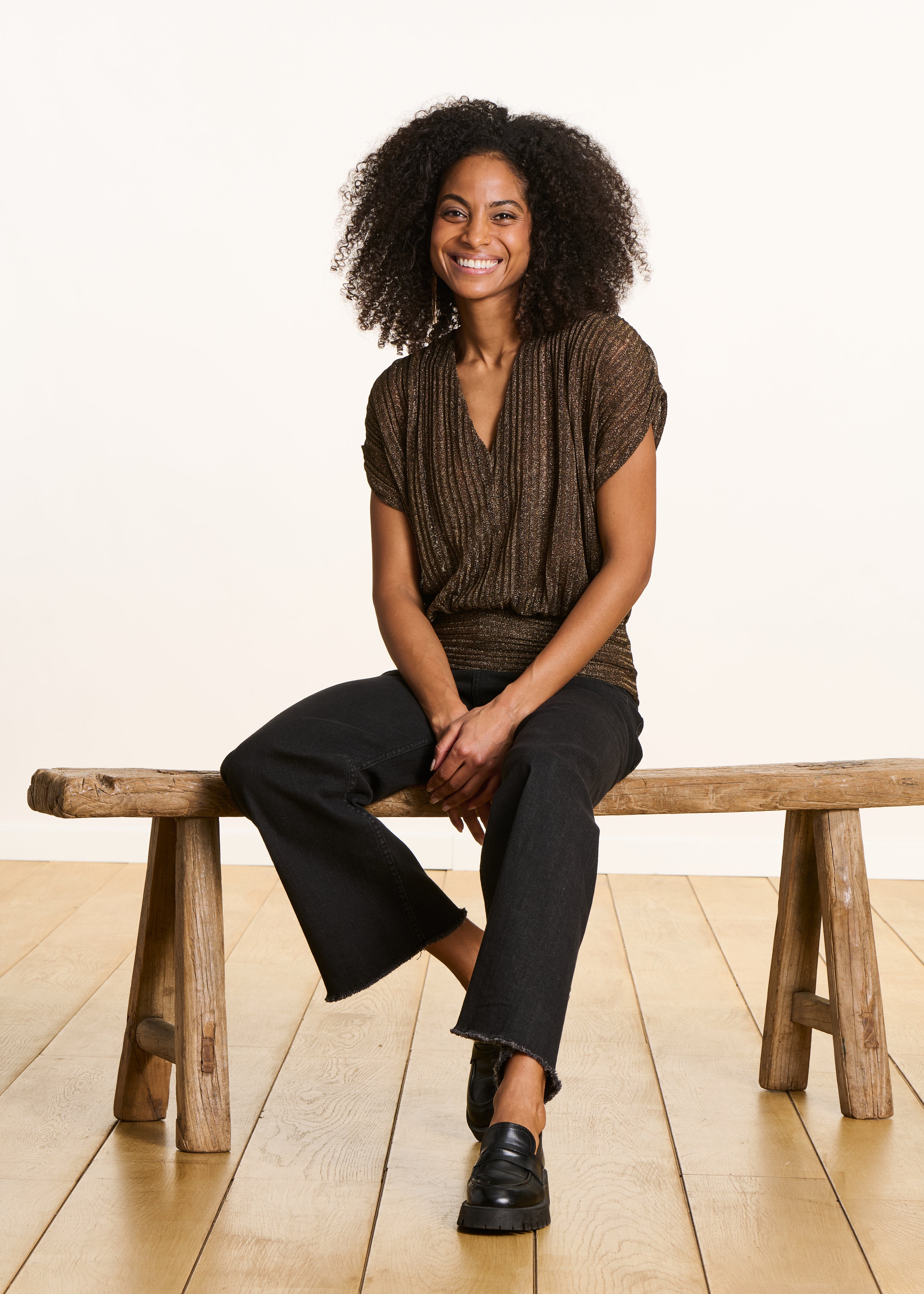 Iridescent zwart T-shirt met korte mouwen en V-hals