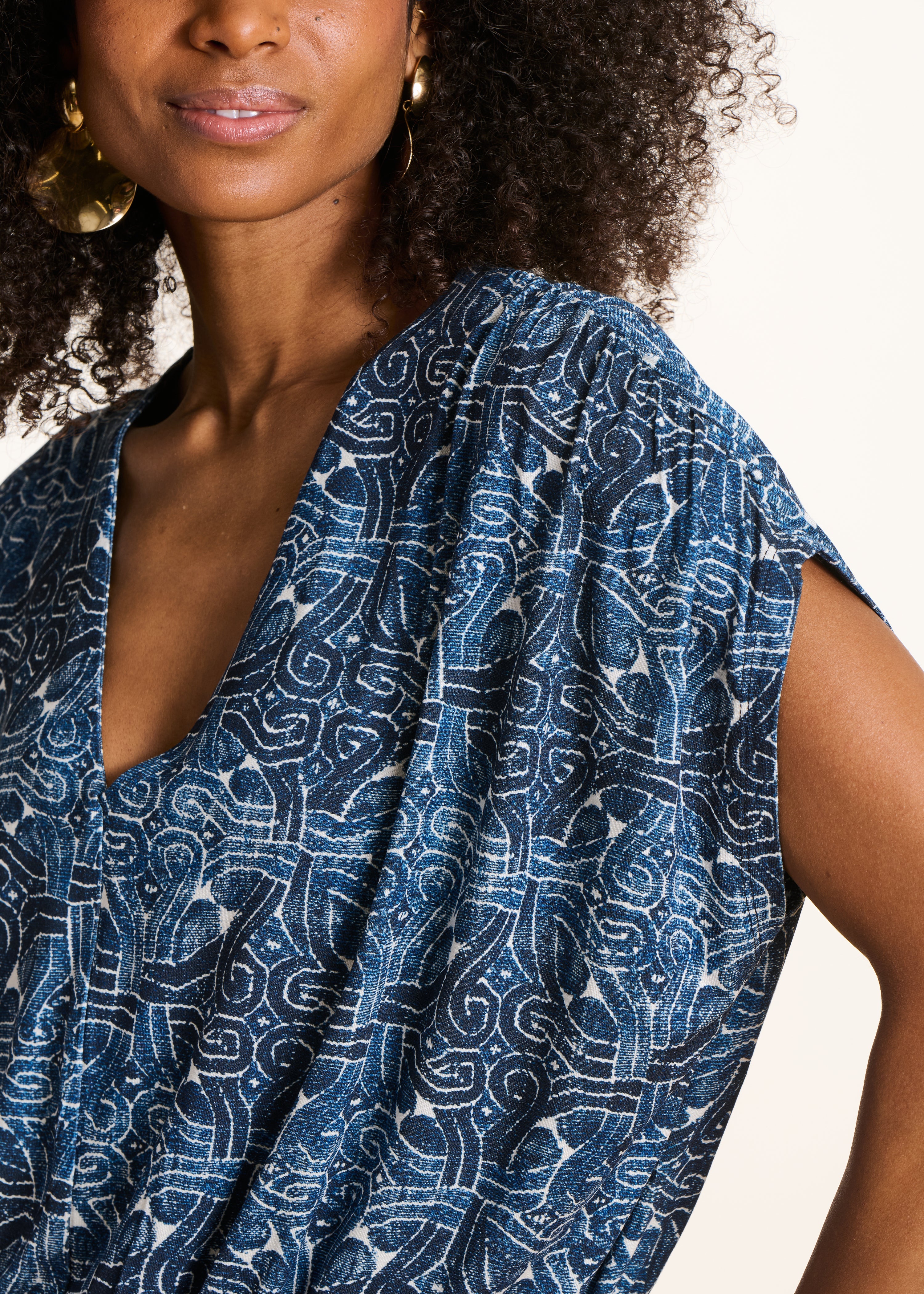 Camiseta azul con cuello en V y estampado