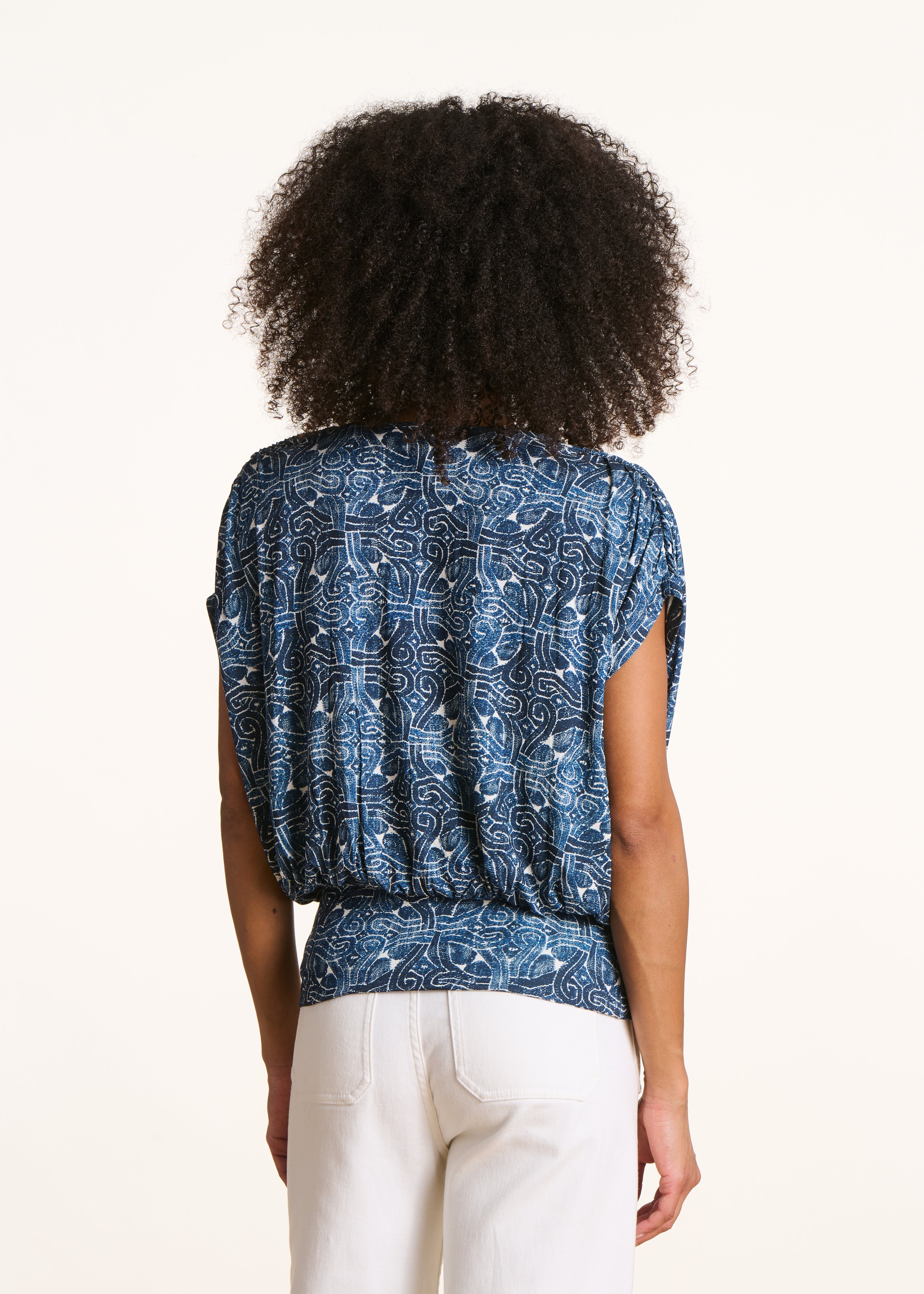 Camiseta azul con cuello en V y estampado