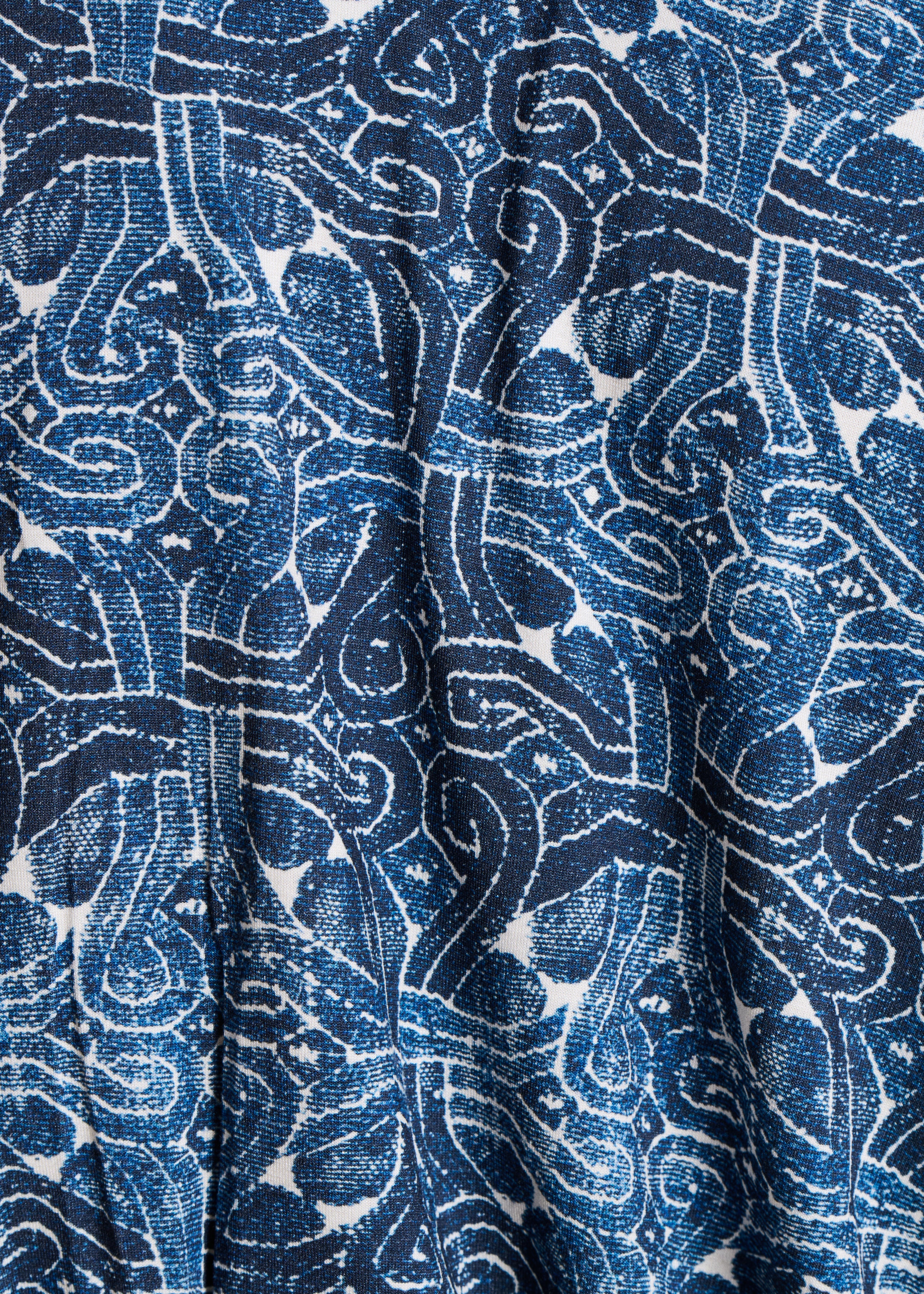 Camiseta azul con cuello en V y estampado