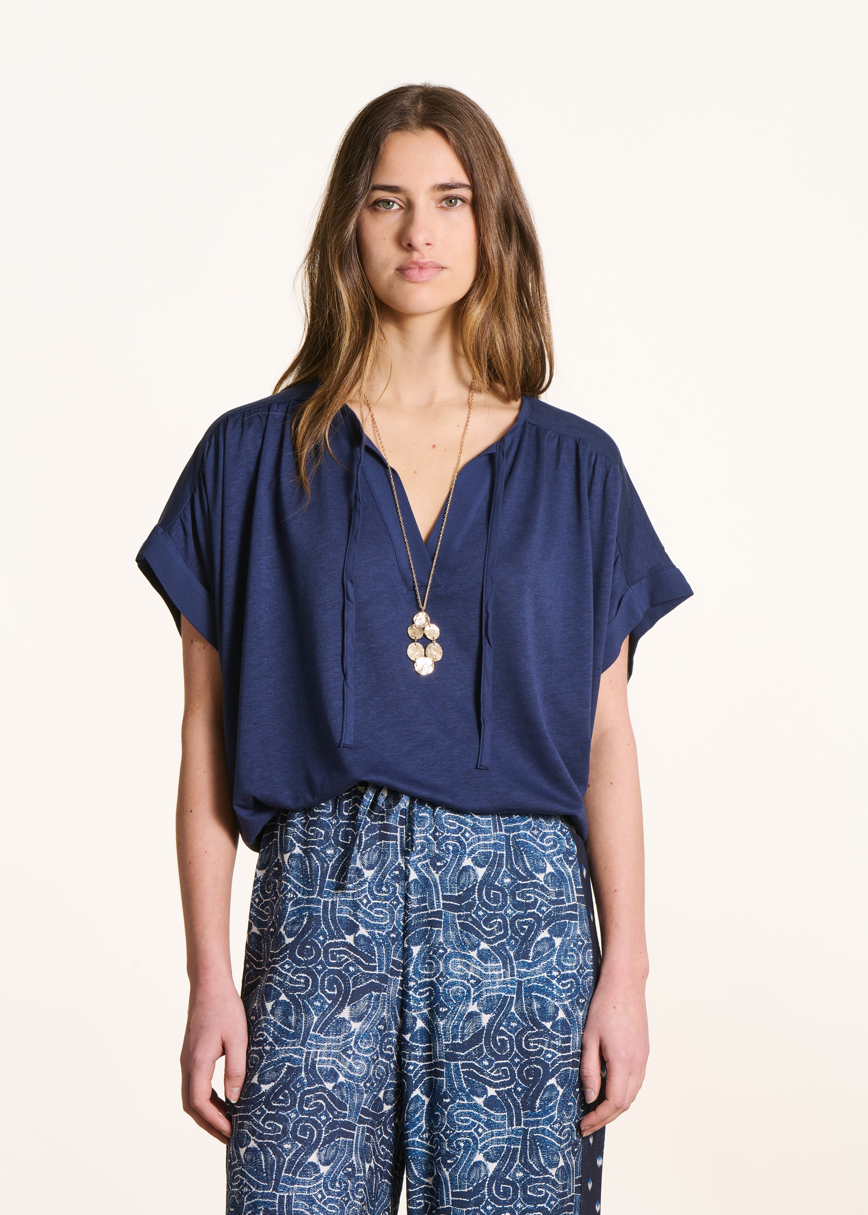 Dunkelblaues, weites T-Shirt mit kurzen Ärmeln