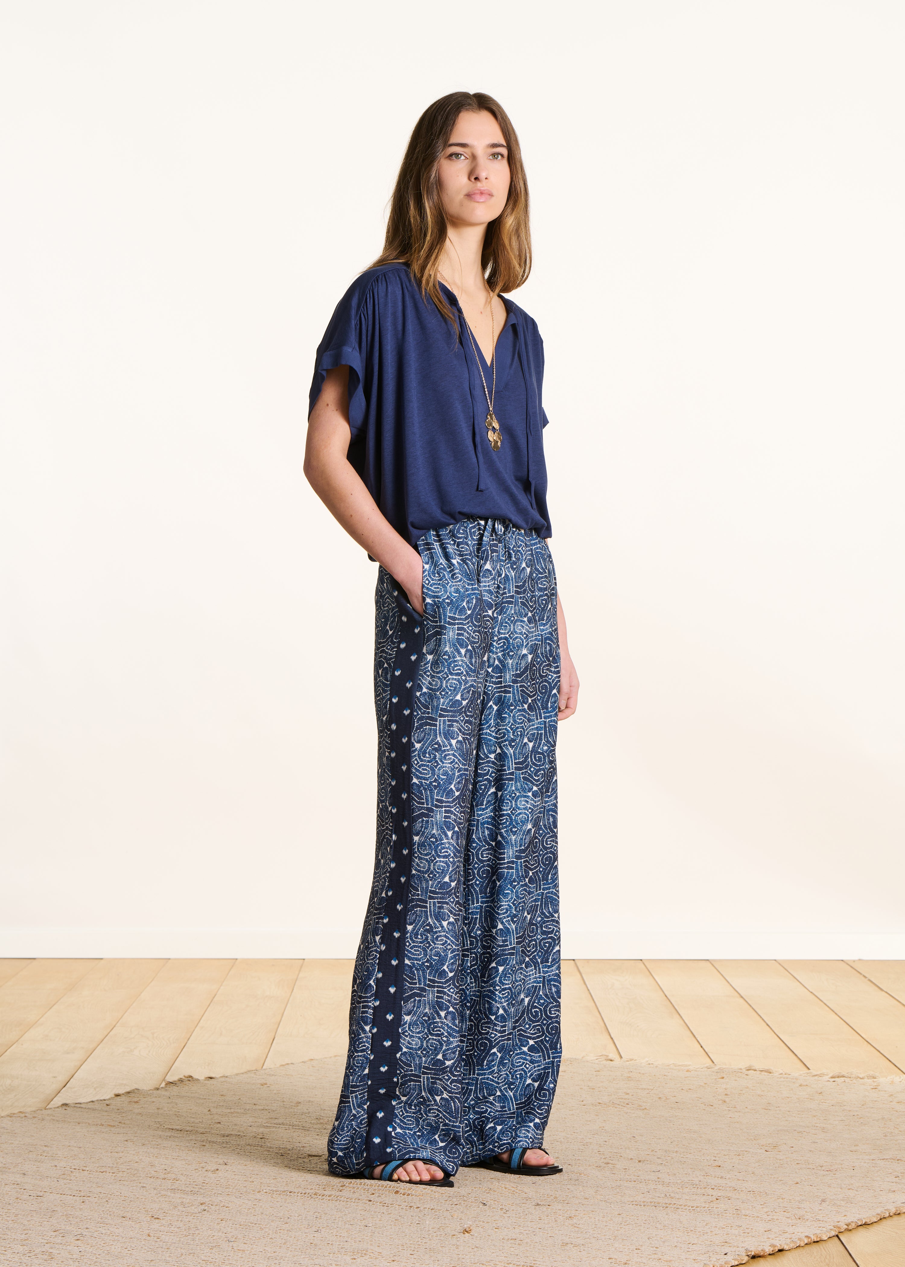 Dunkelblaues, weites T-Shirt mit kurzen Ärmeln