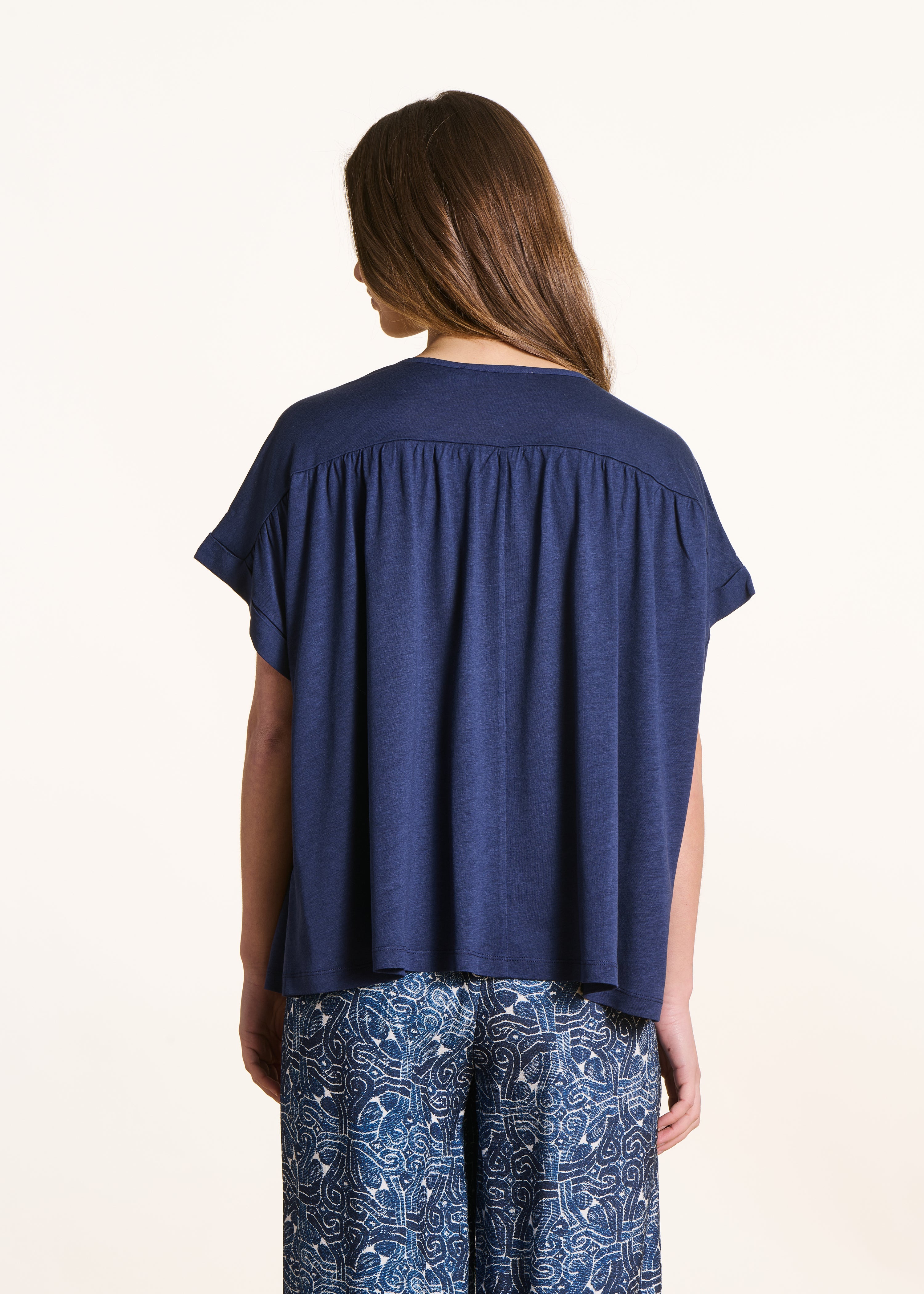 Dunkelblaues, weites T-Shirt mit kurzen Ärmeln