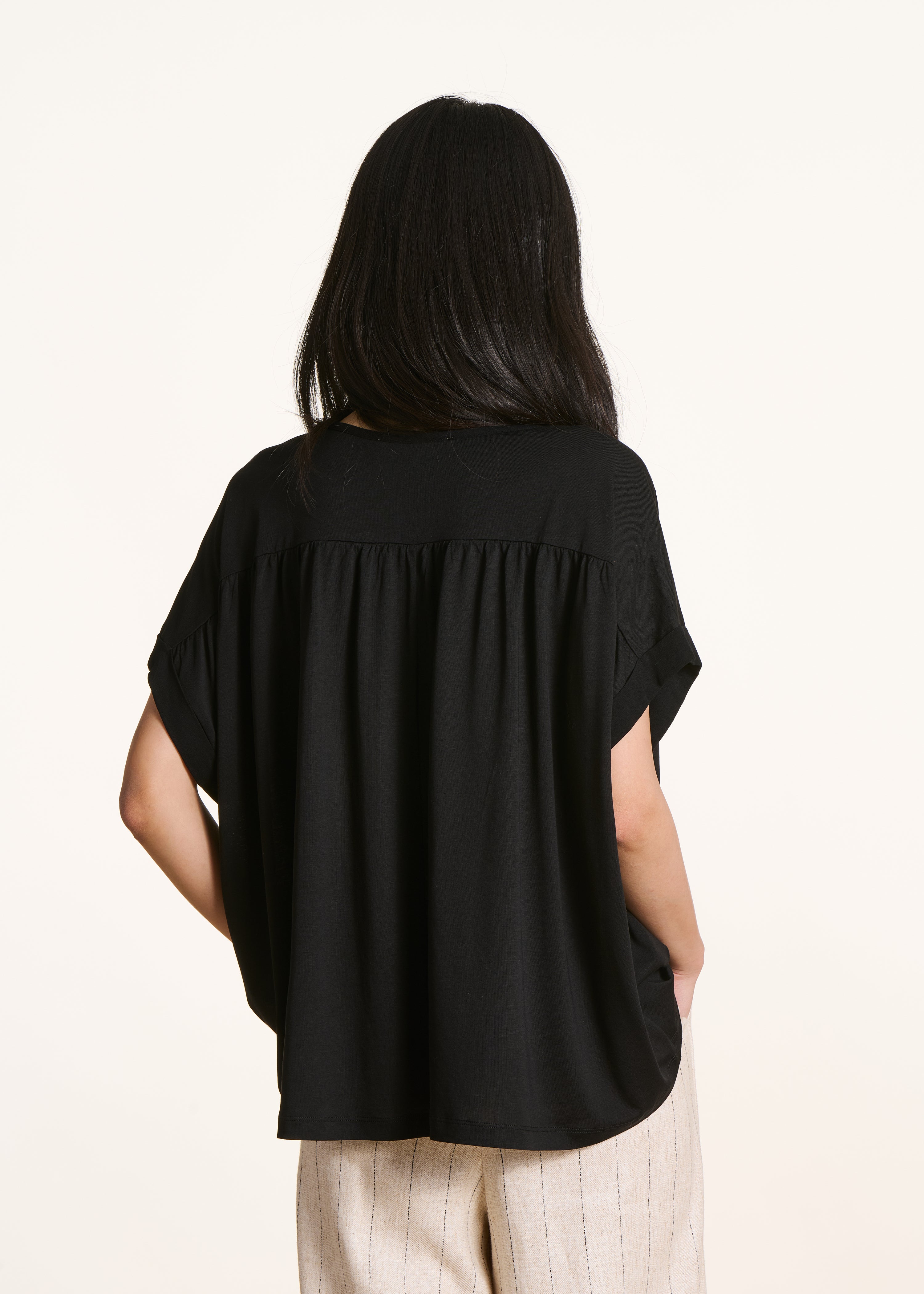 Losvallend zwart T-shirt met korte mouwen