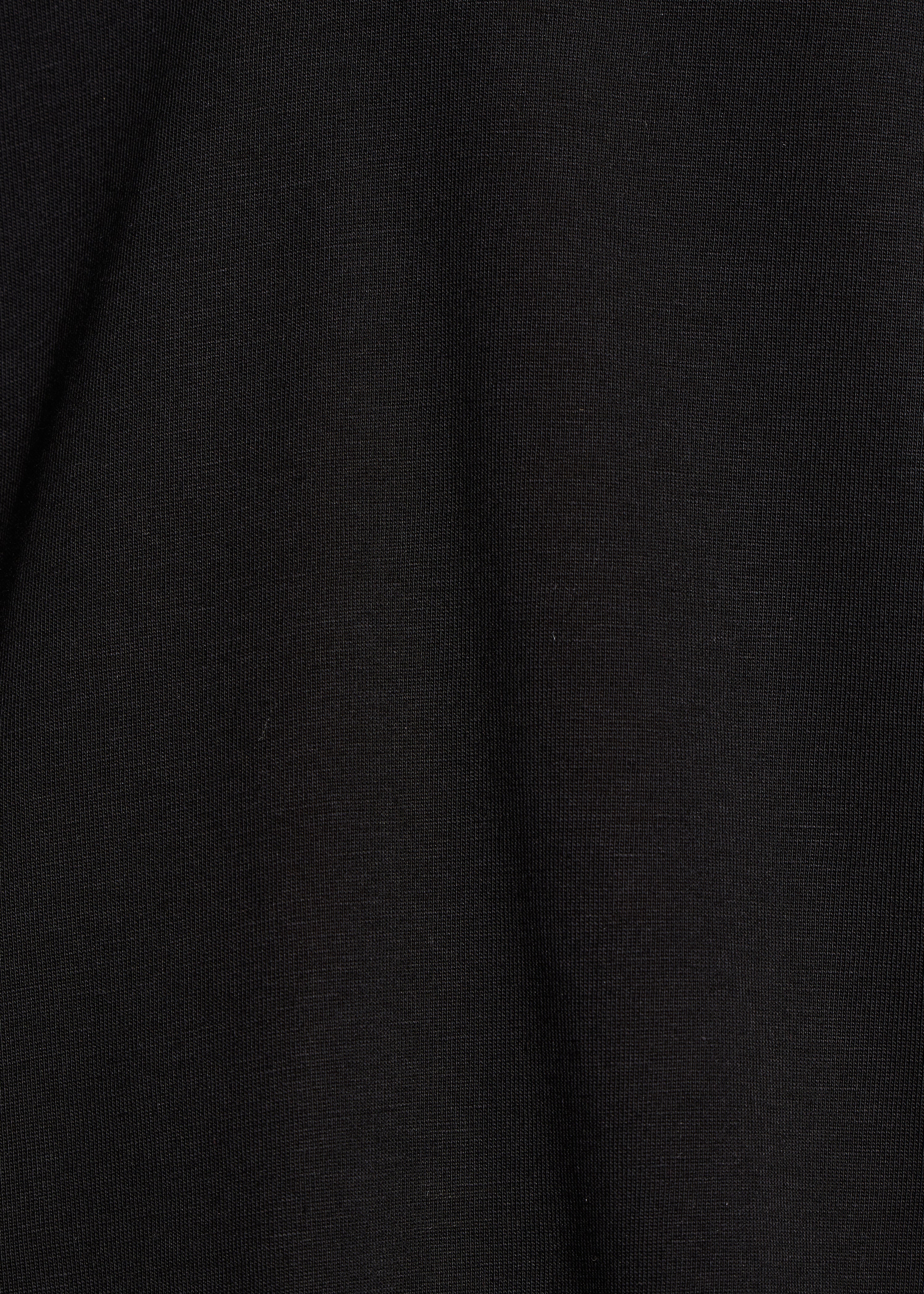 Losvallend zwart T-shirt met korte mouwen