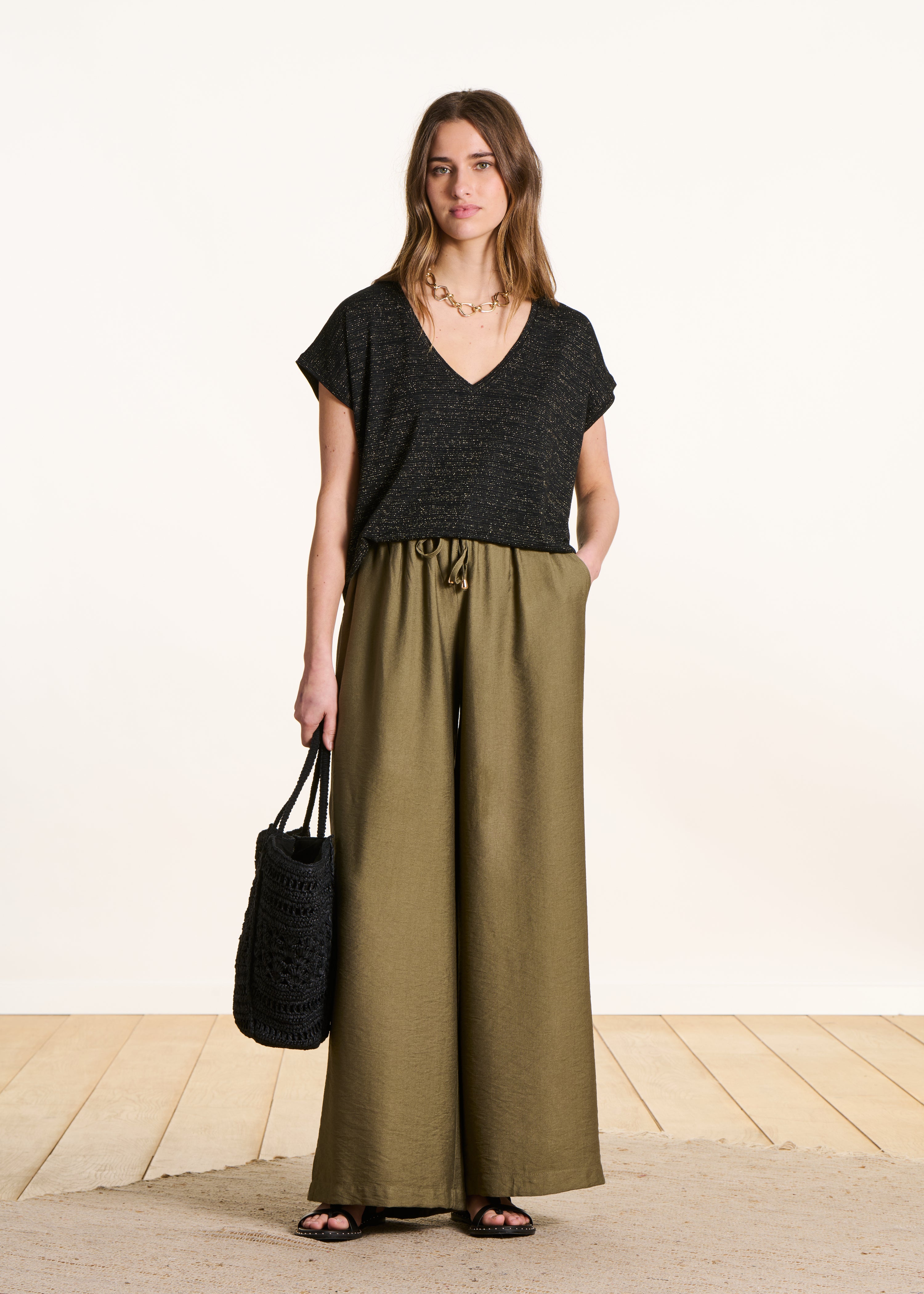 Zwart soepelvallend T-shirt met korte mouwen