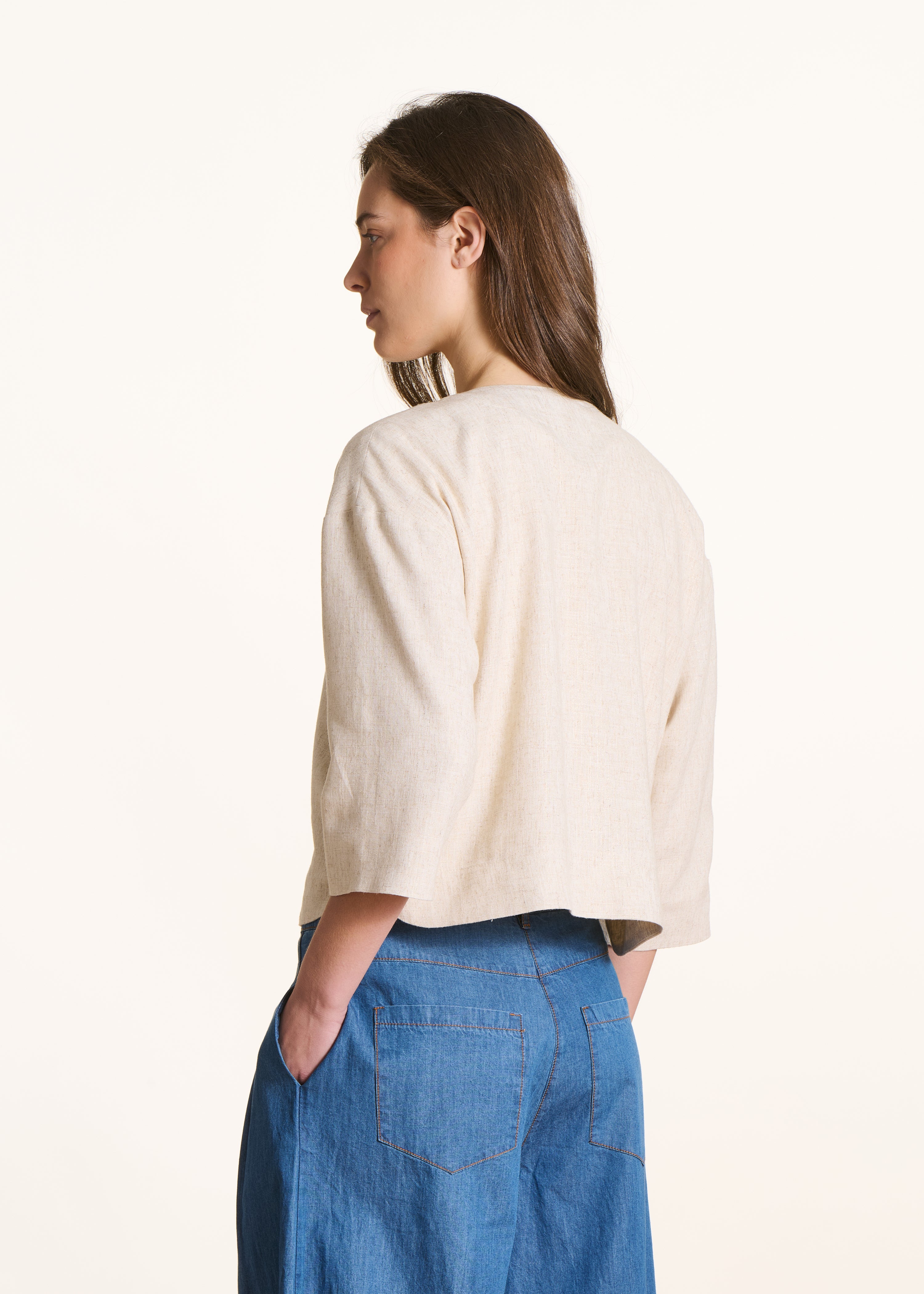 Chaqueta corta abierta beige con mangas 3/4