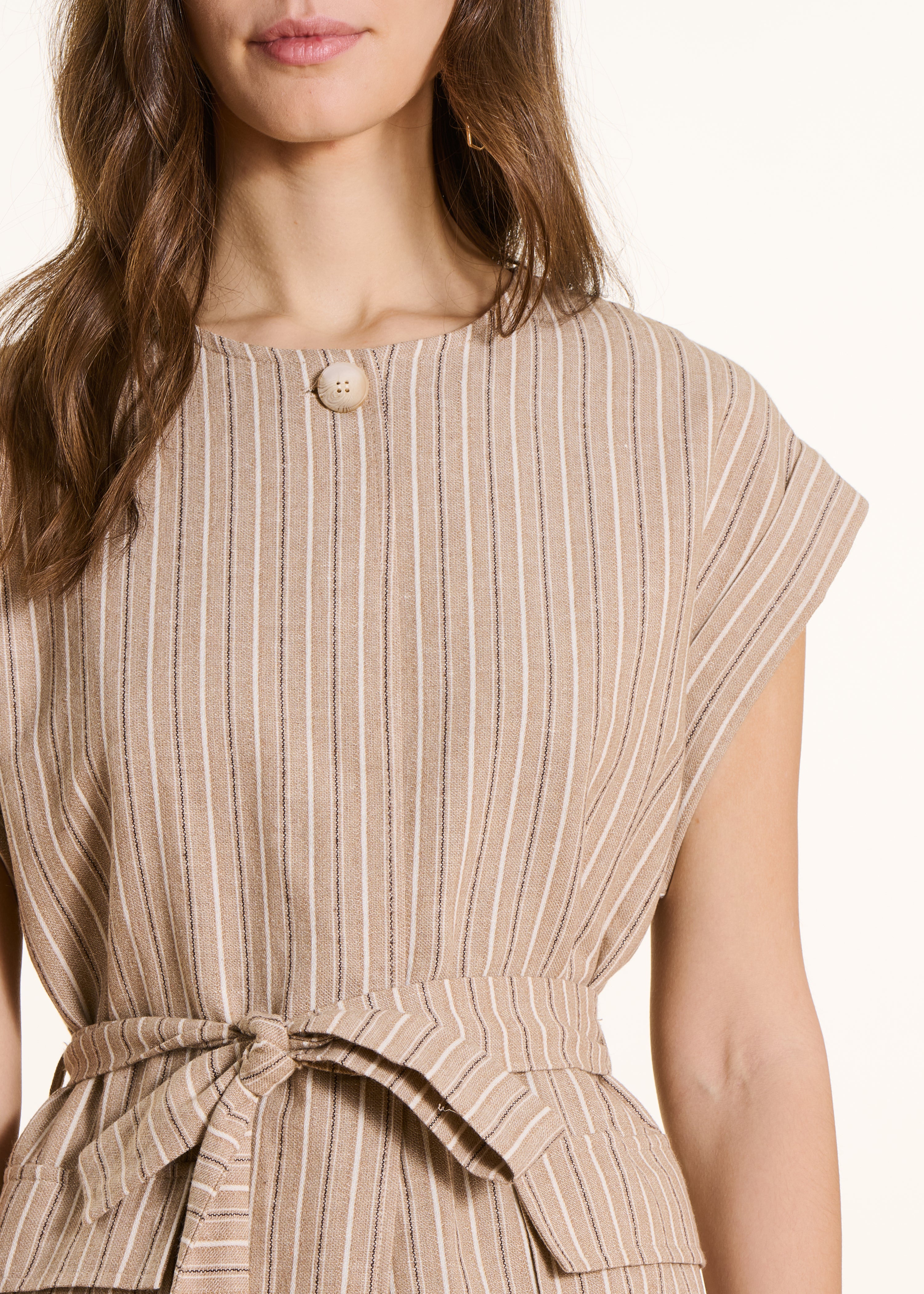 Veste sans manches beige ceinturée à rayures