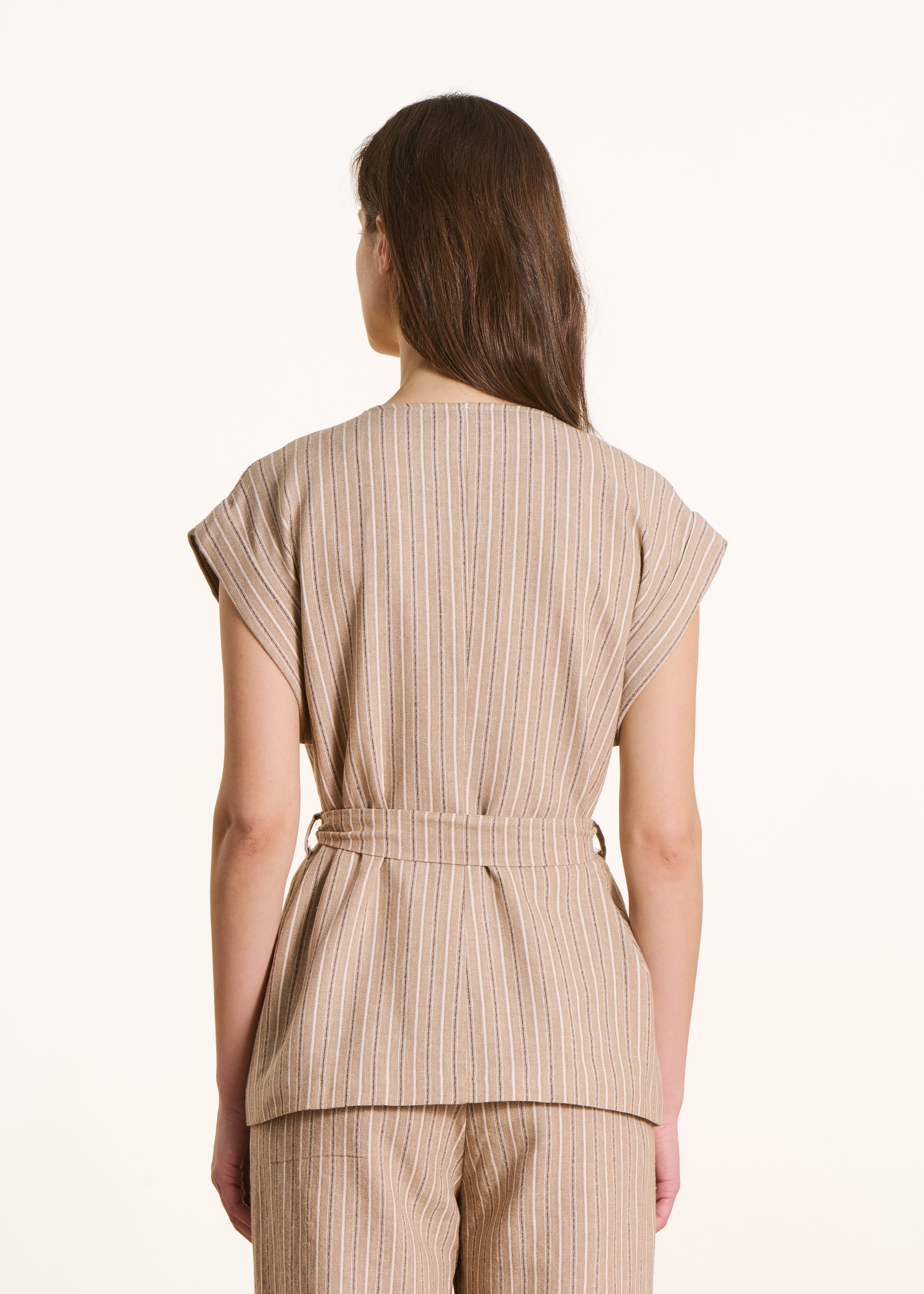Veste sans manches beige ceinturée à rayures