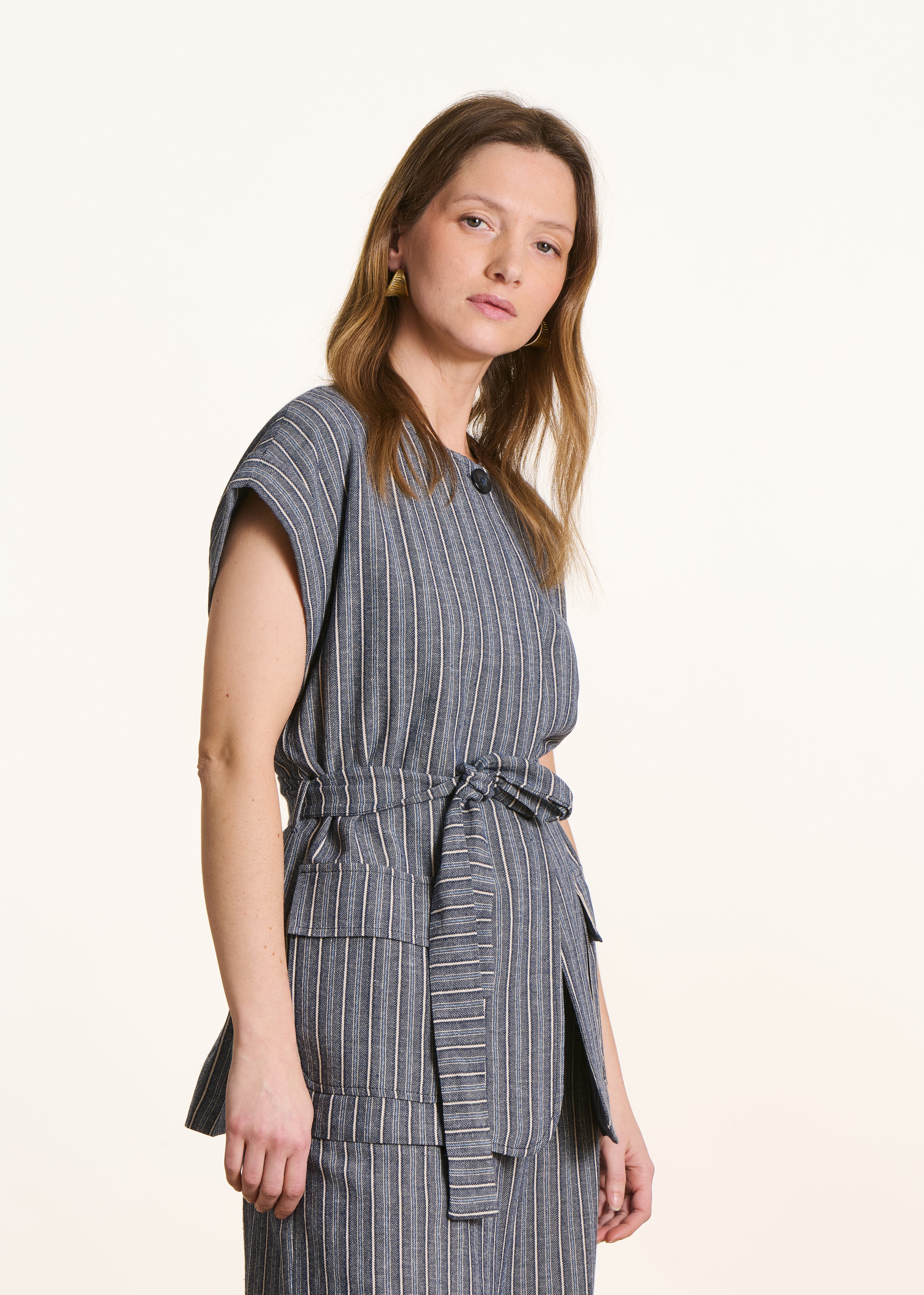 Veste sans manches bleu foncé ceinturée à rayures