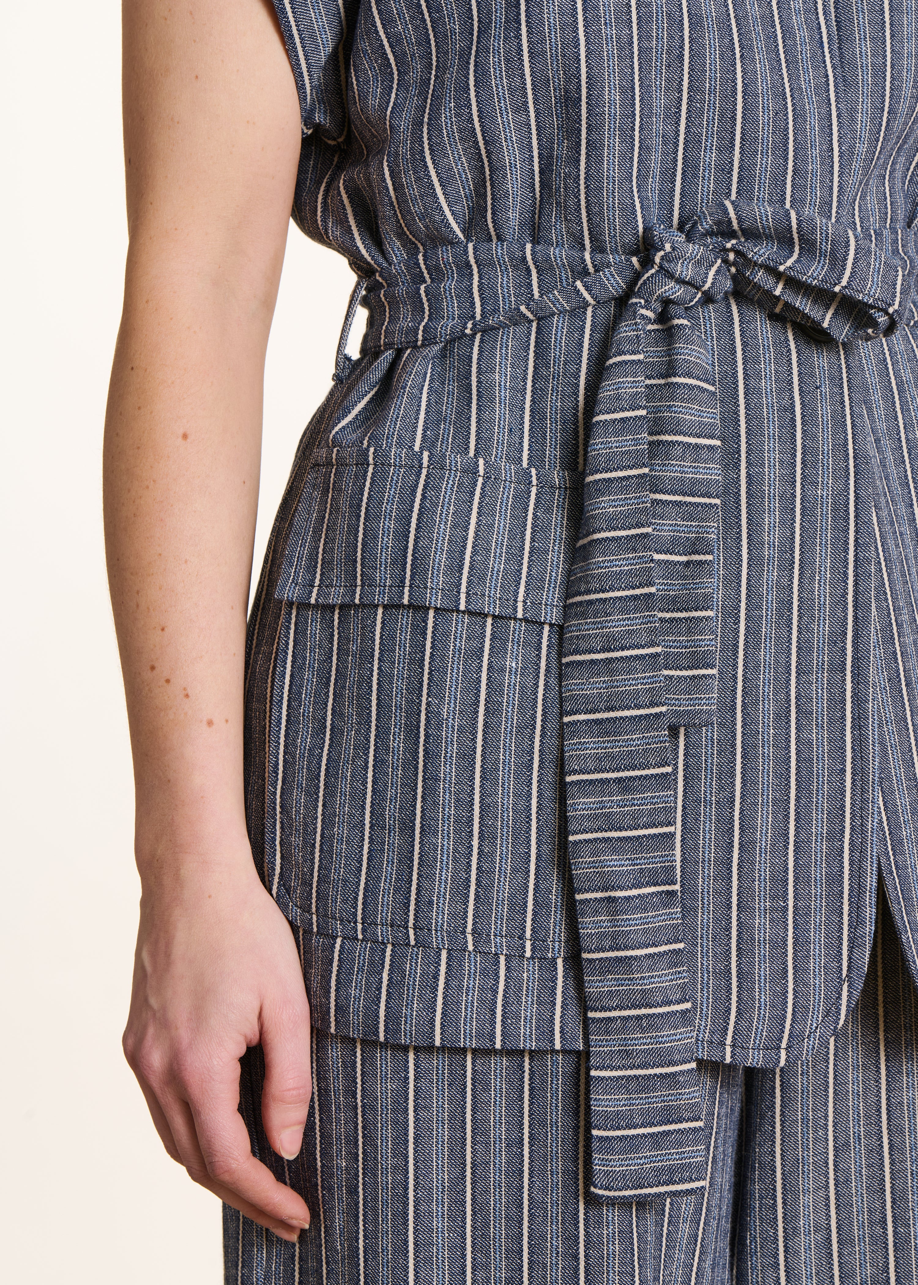 Veste sans manches bleu foncé ceinturée à rayures