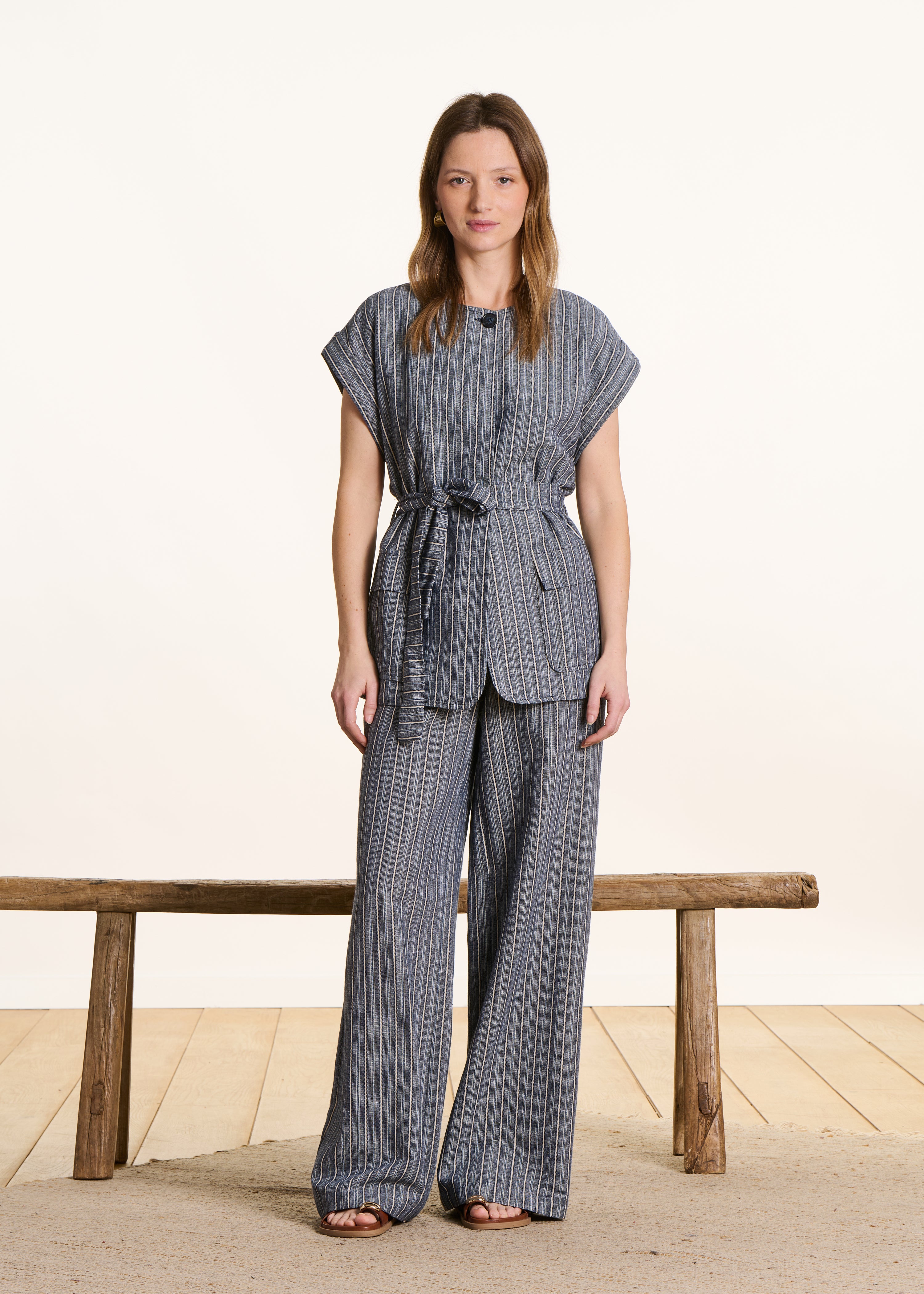 Veste sans manches bleu foncé ceinturée à rayures