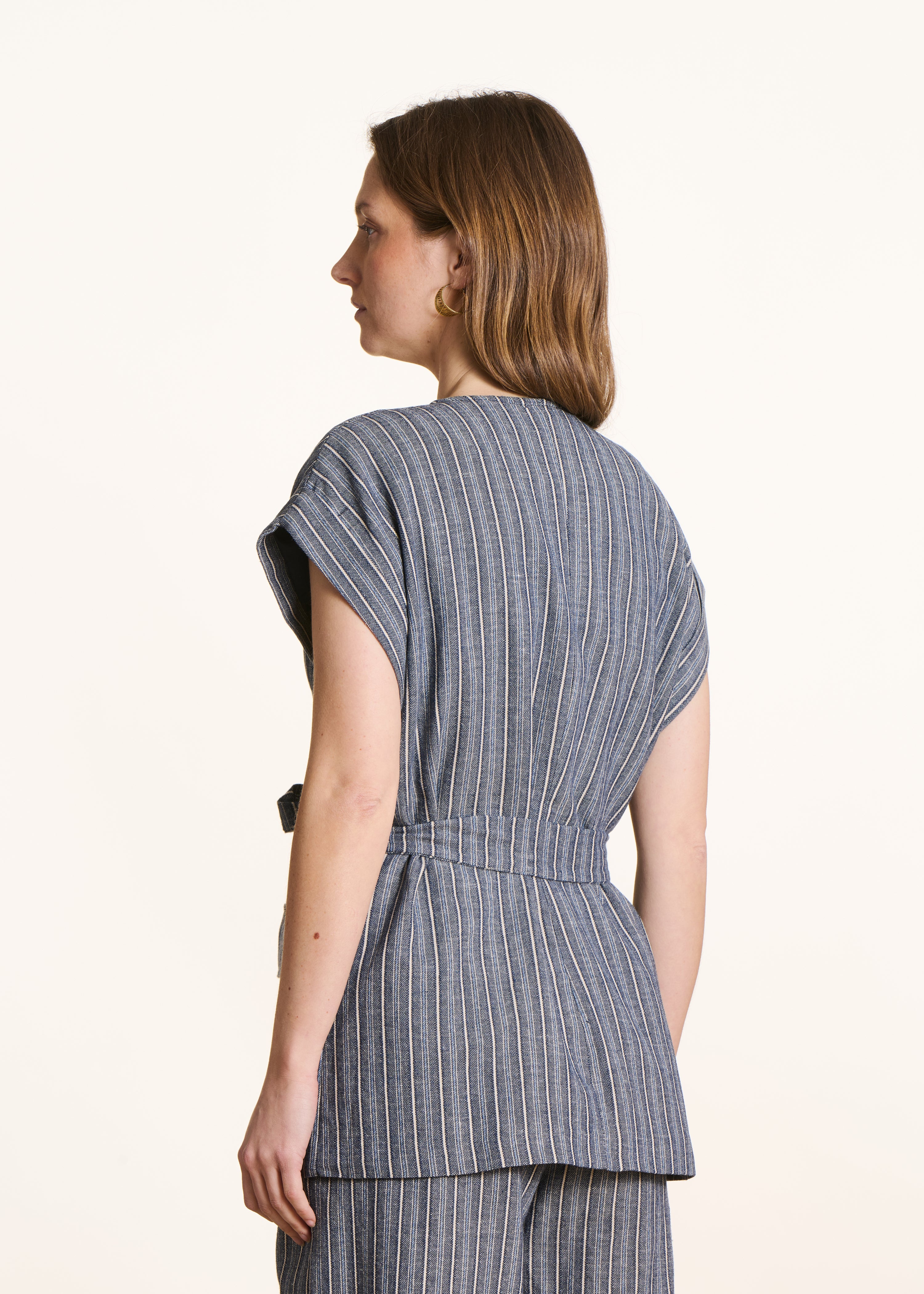 Veste sans manches bleu foncé ceinturée à rayures